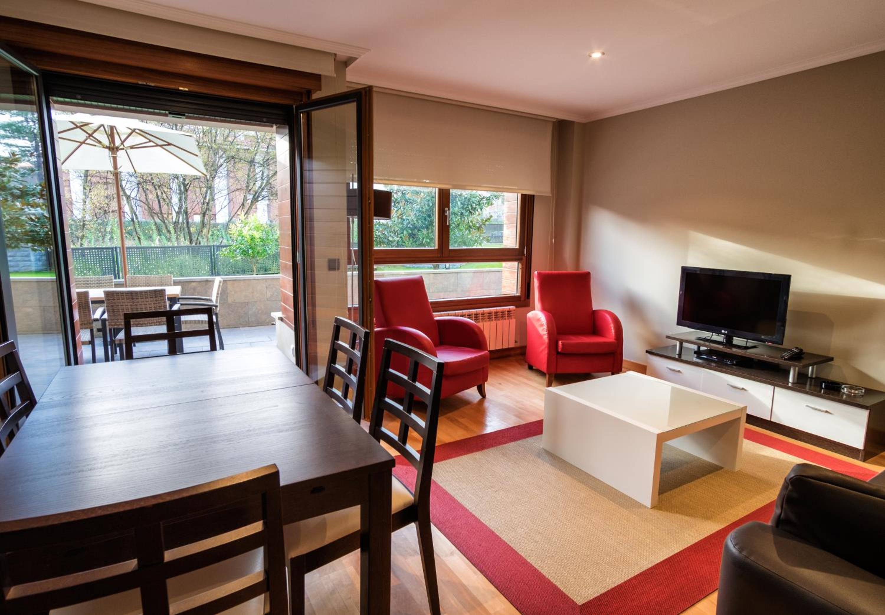 Two-Bedroom Apartment with Sofa Bed (6 Adults) - Photo 9