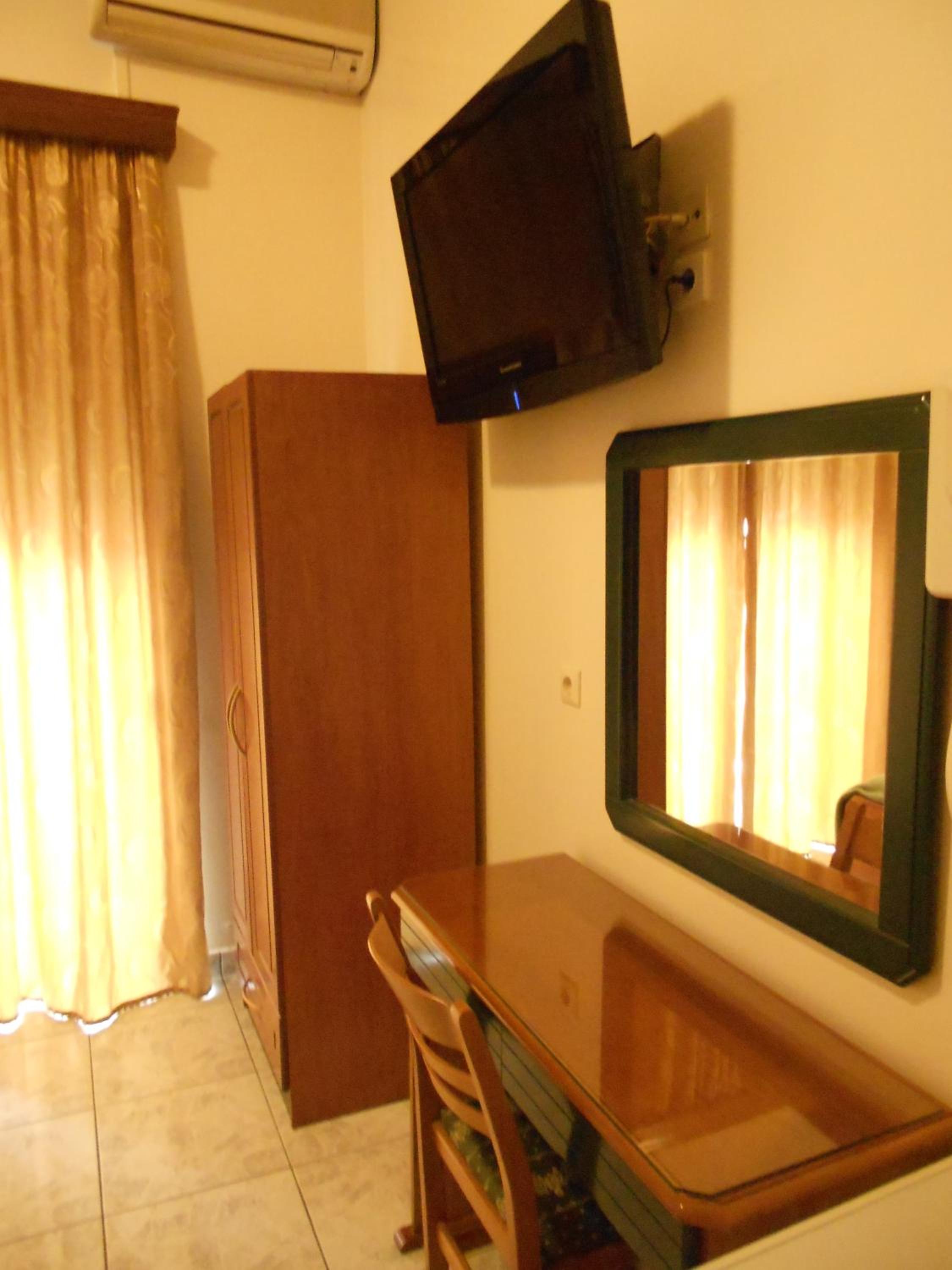 Double or Twin Room - Photo 5
