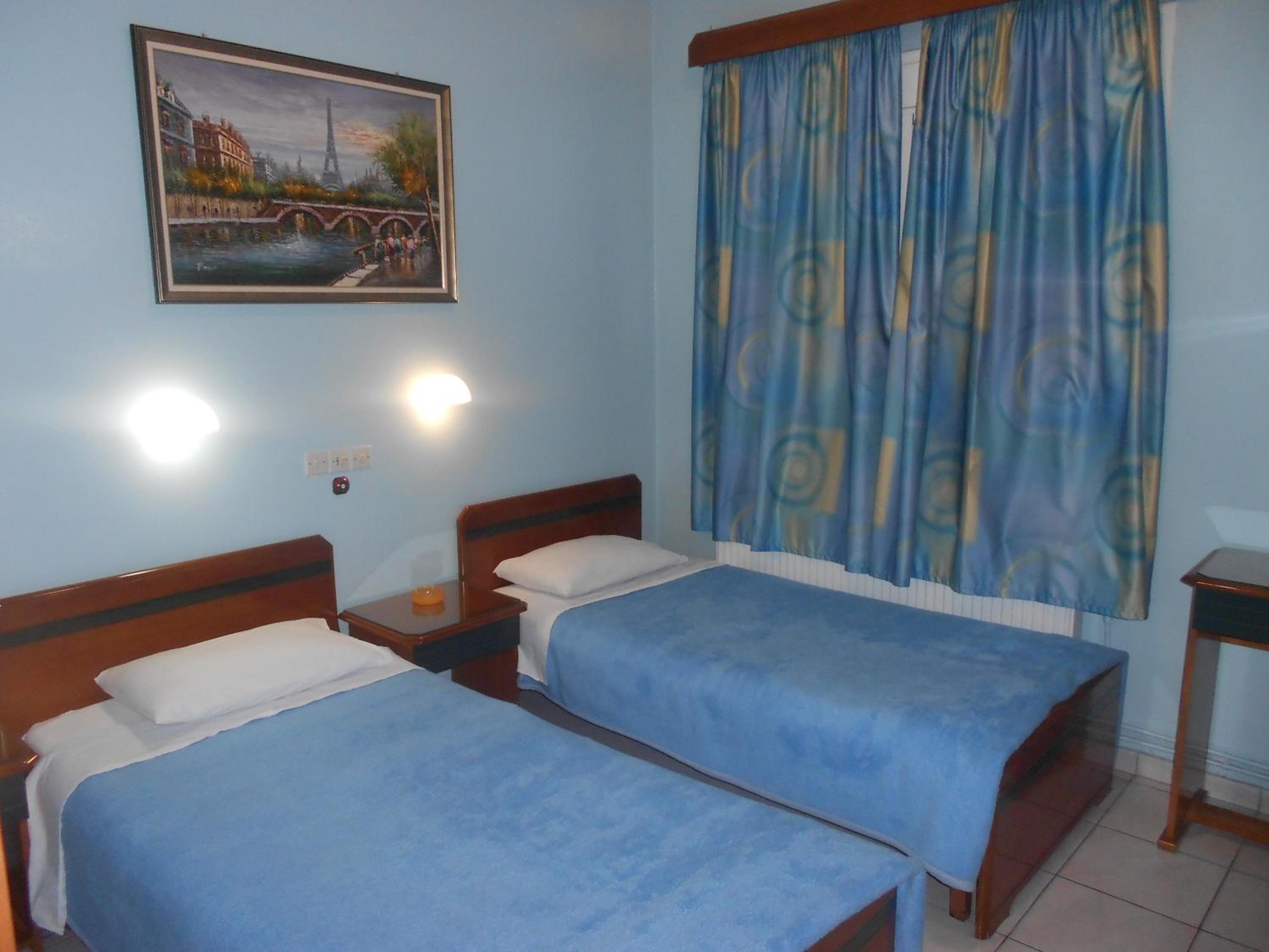 Double or Twin Room - Photo 4