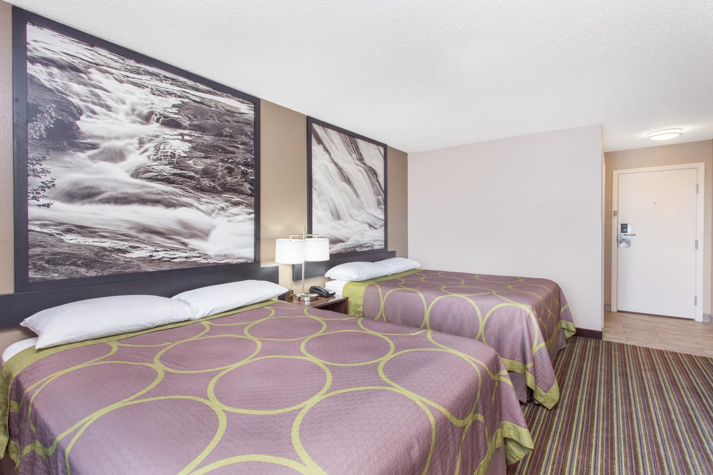 Queen Room with Two Queen Beds - Non-Smoking - Photo 3
