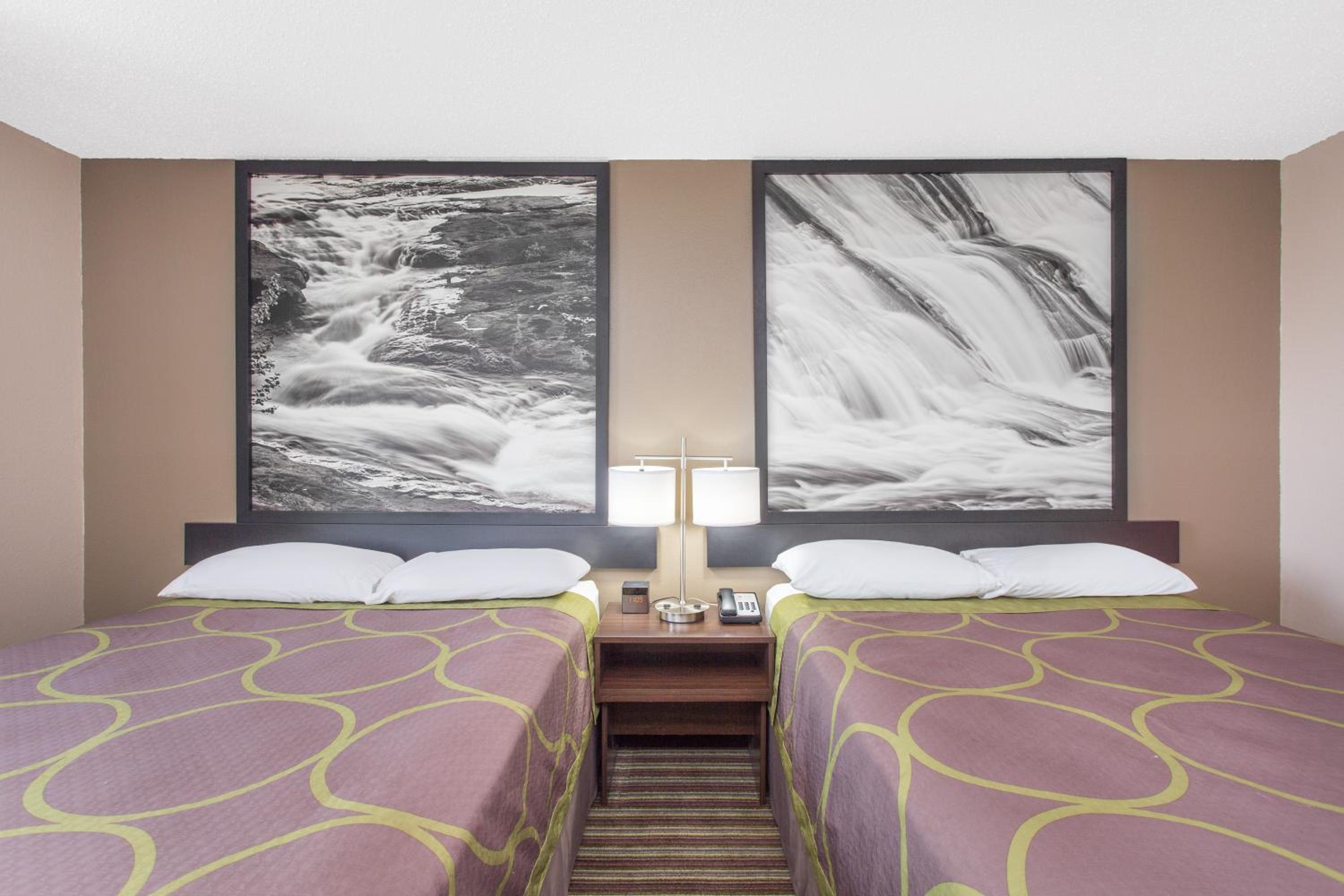 Queen Room with Two Queen Beds - Non-Smoking - Photo 2