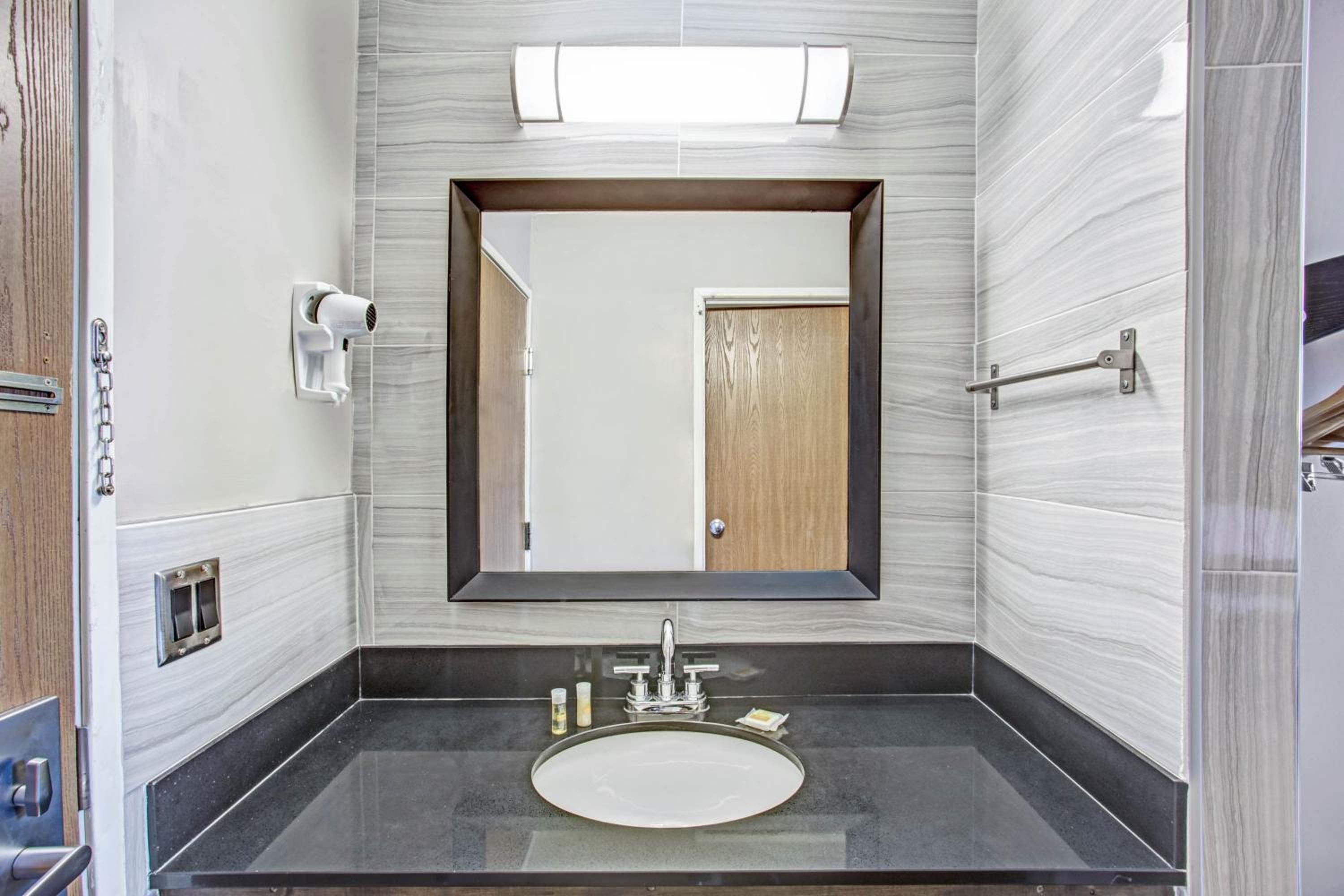 King Room - Disability Access/Non-Smoking - Photo 2