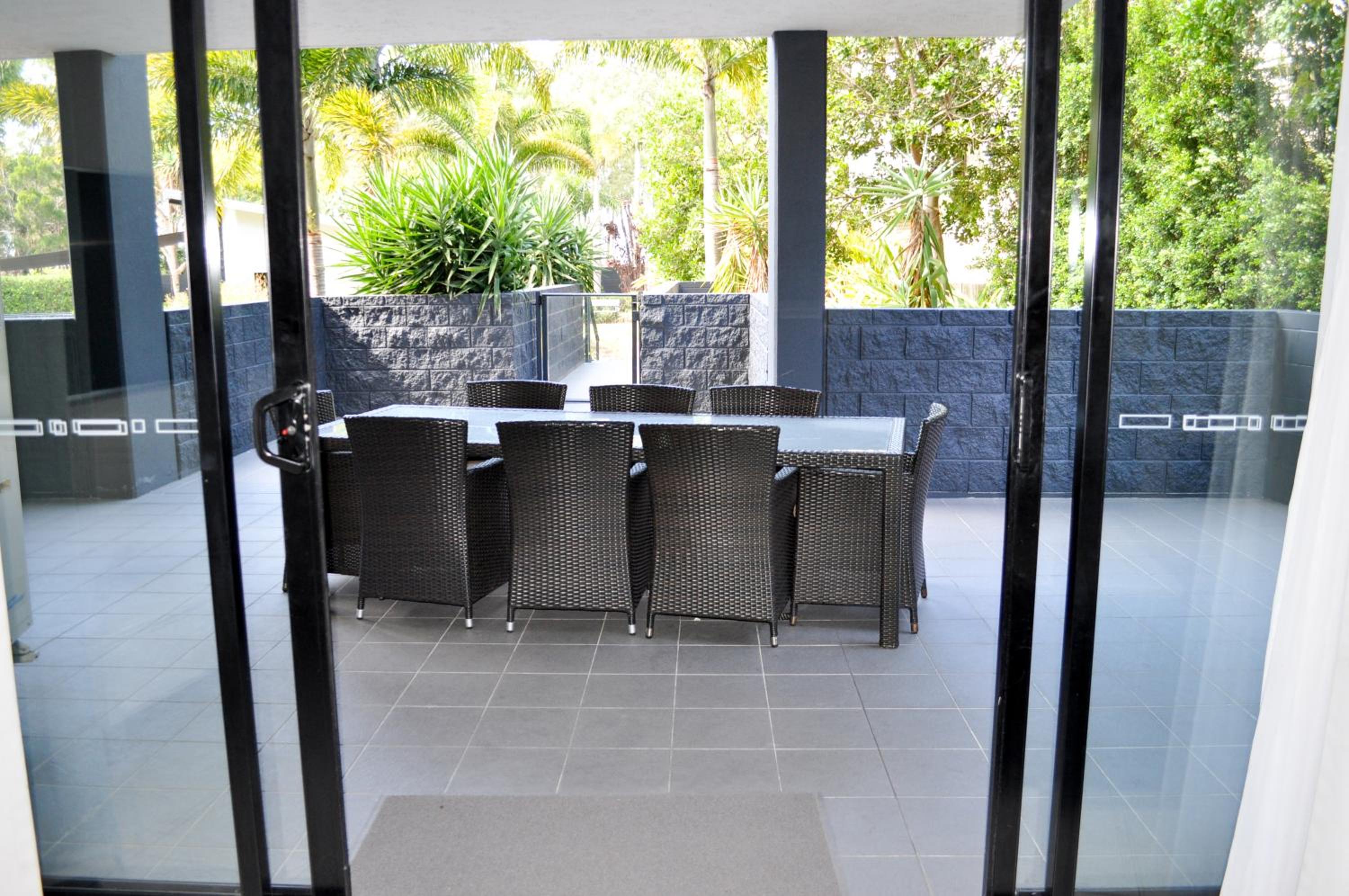 Two-Bedroom Apartment with Pool View photo 2