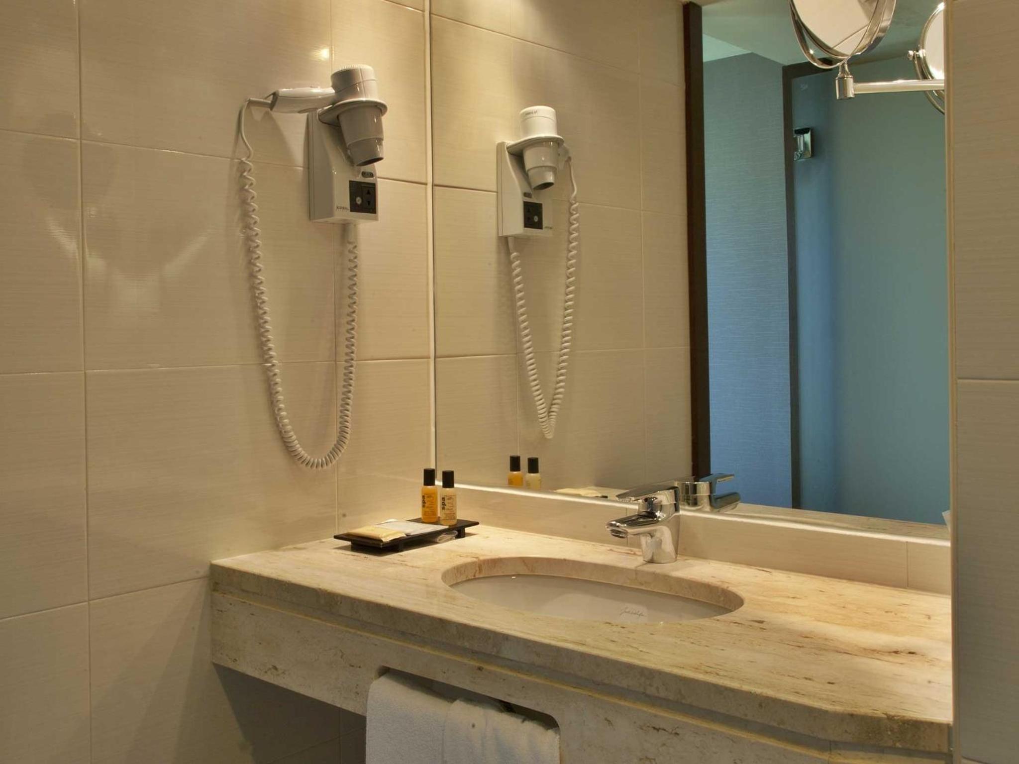 Standard Twin Room - Photo 9