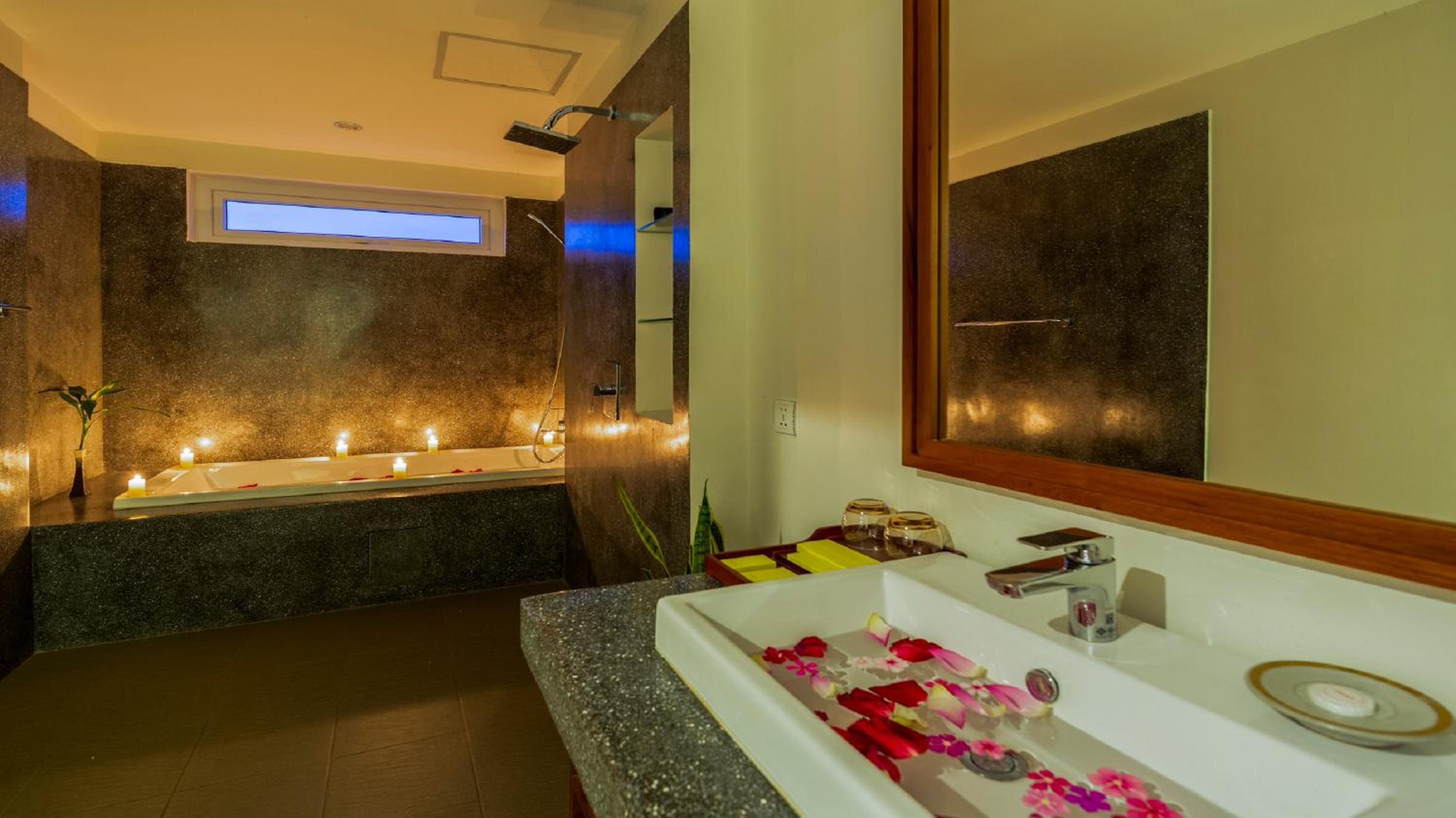 Honeymoon Suite With Balcony Pool View - Photo 10