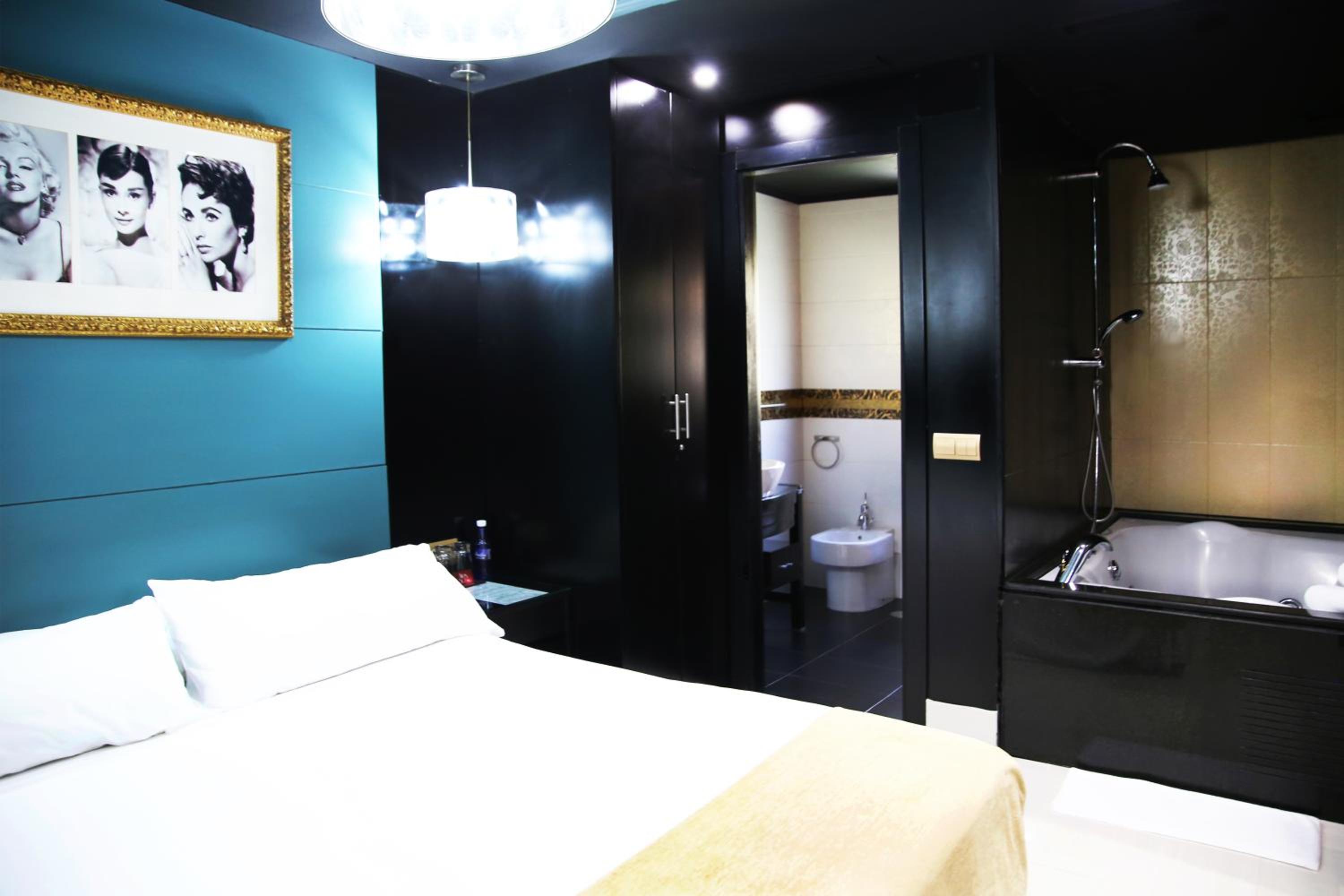 Deluxe Room with Spa Bath photo 3