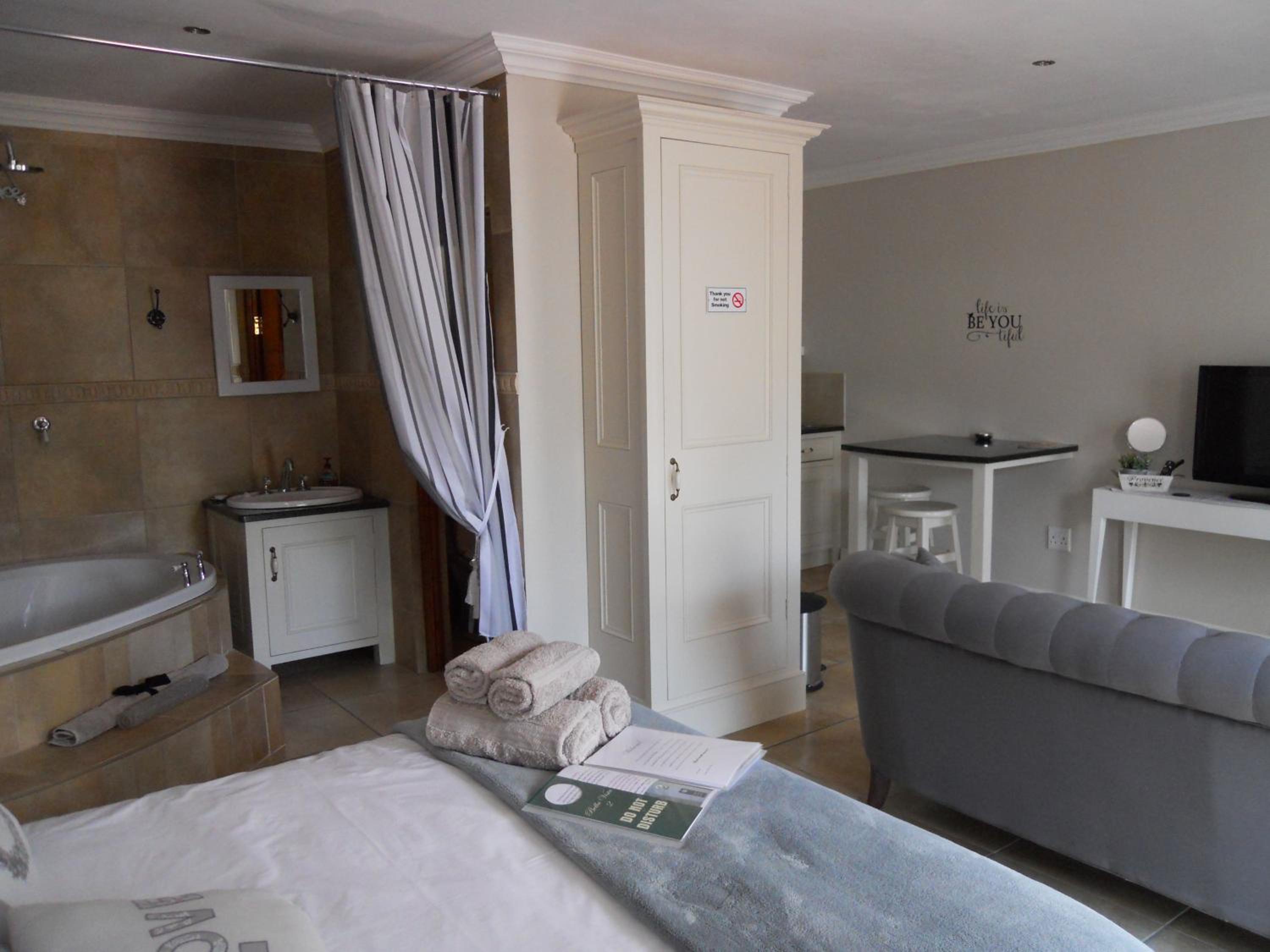 Suite with Kitchenette photo 2