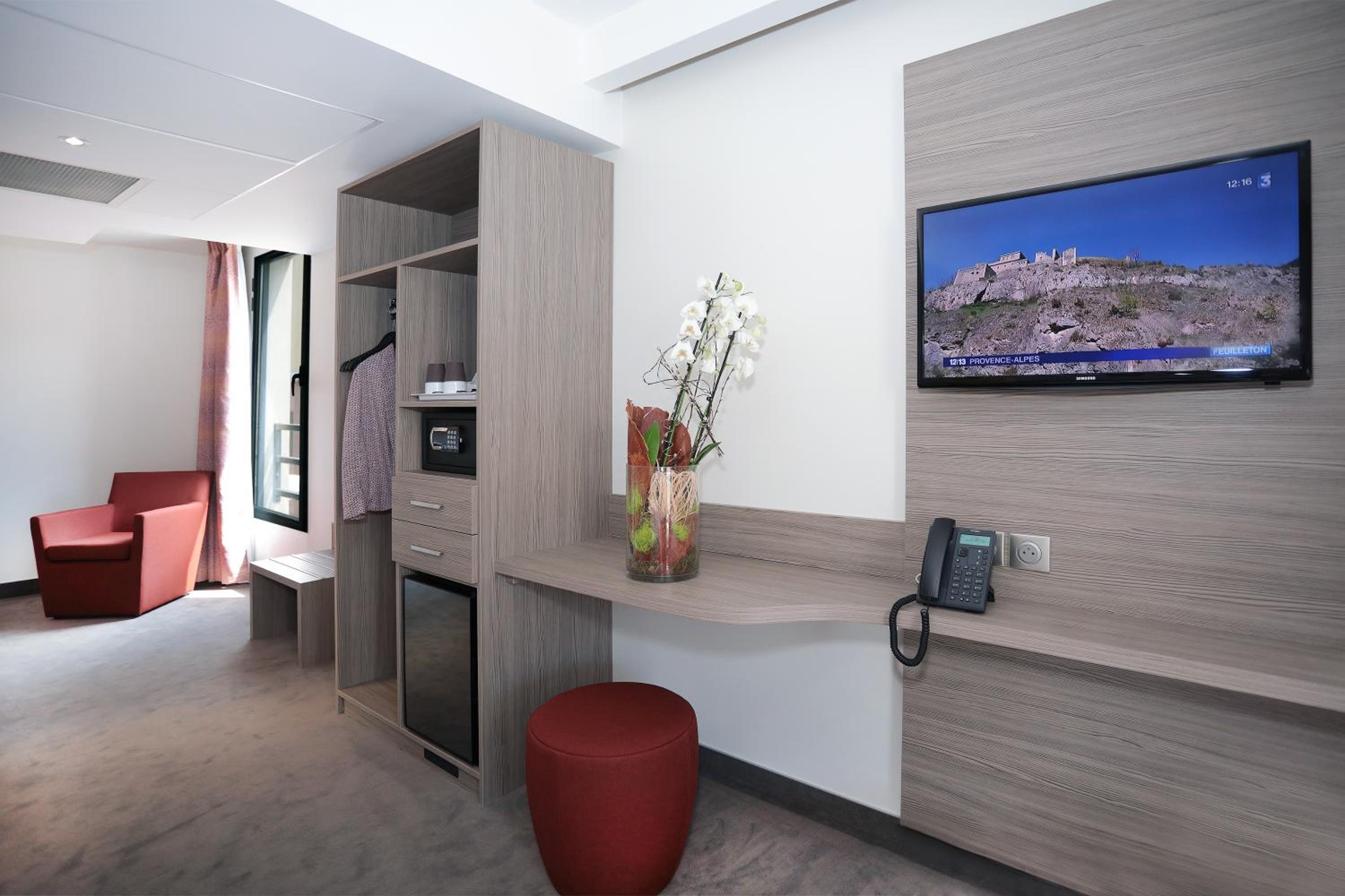 Prestige King Room with Balcony - Non-Smoking - Photo 1