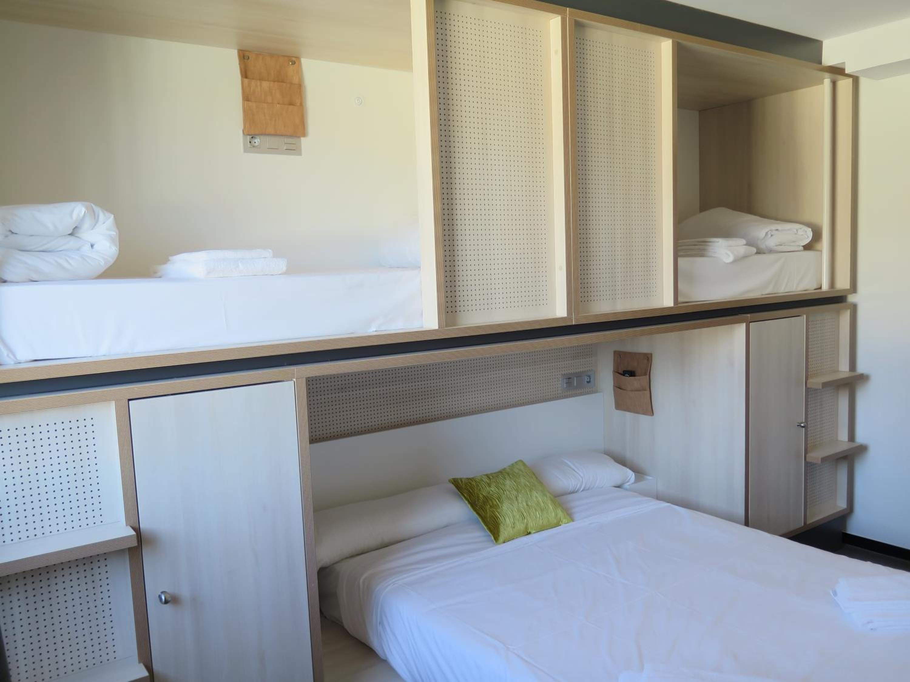 Habitación familiar con baño compartido