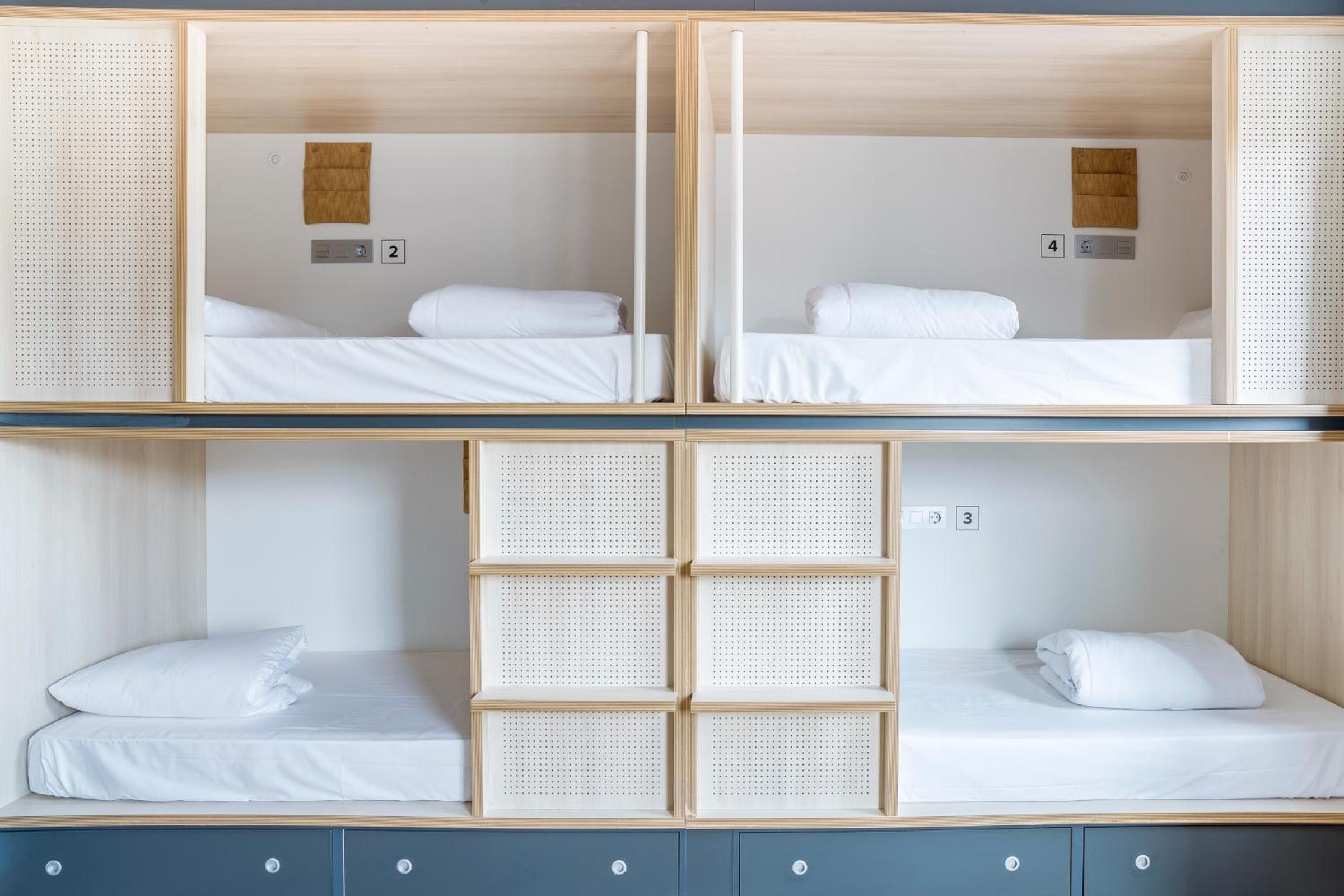 Cama en Dormitorio Femenino de 6 Camas con Baño Privado