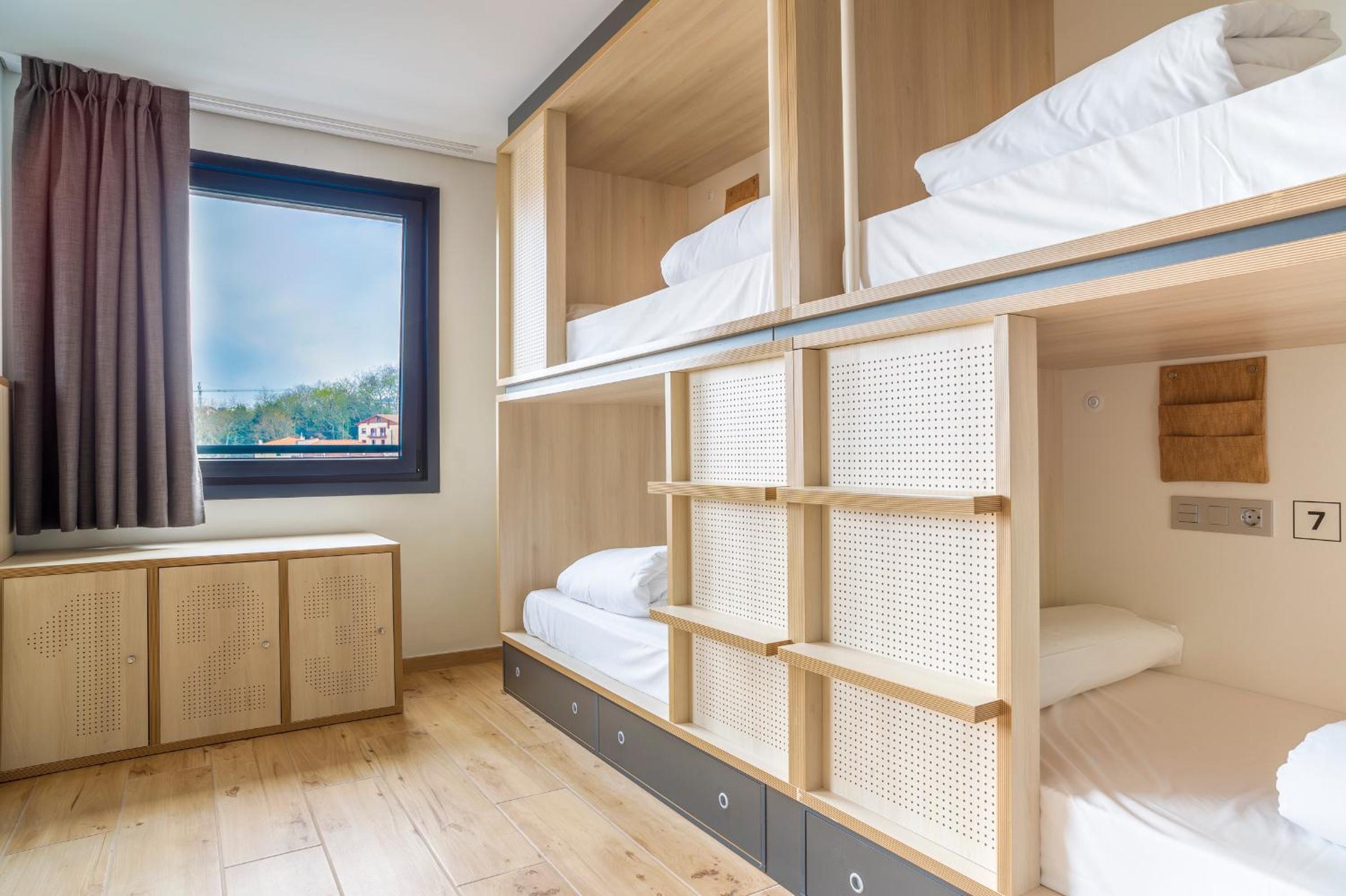 Habitación de 8 camas con baño privado