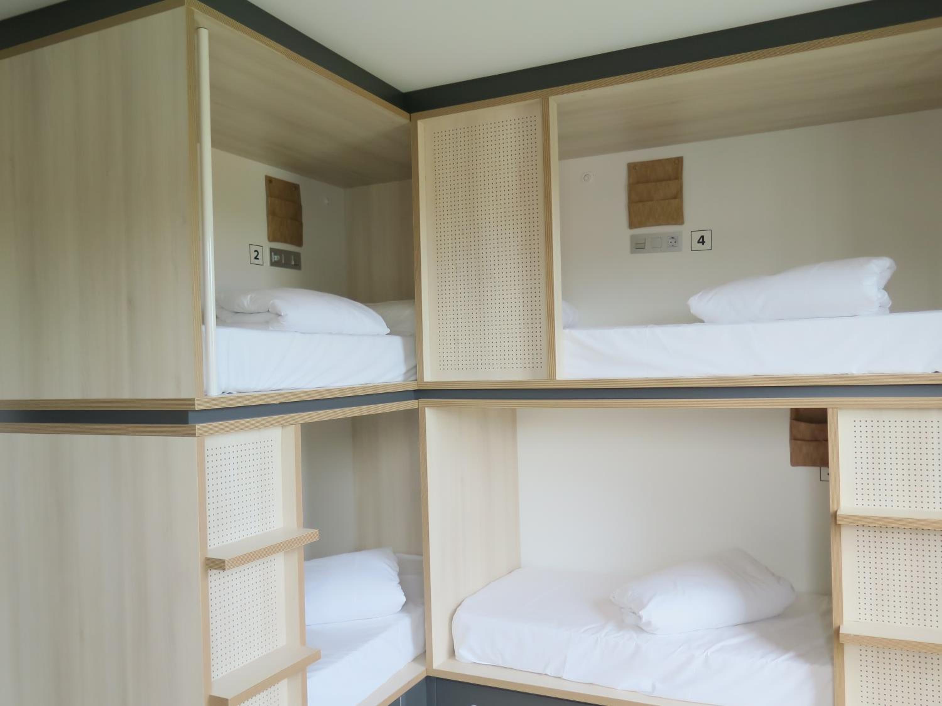 Cama en Dormitorio Mixto de 4 Camas con Baño Privado