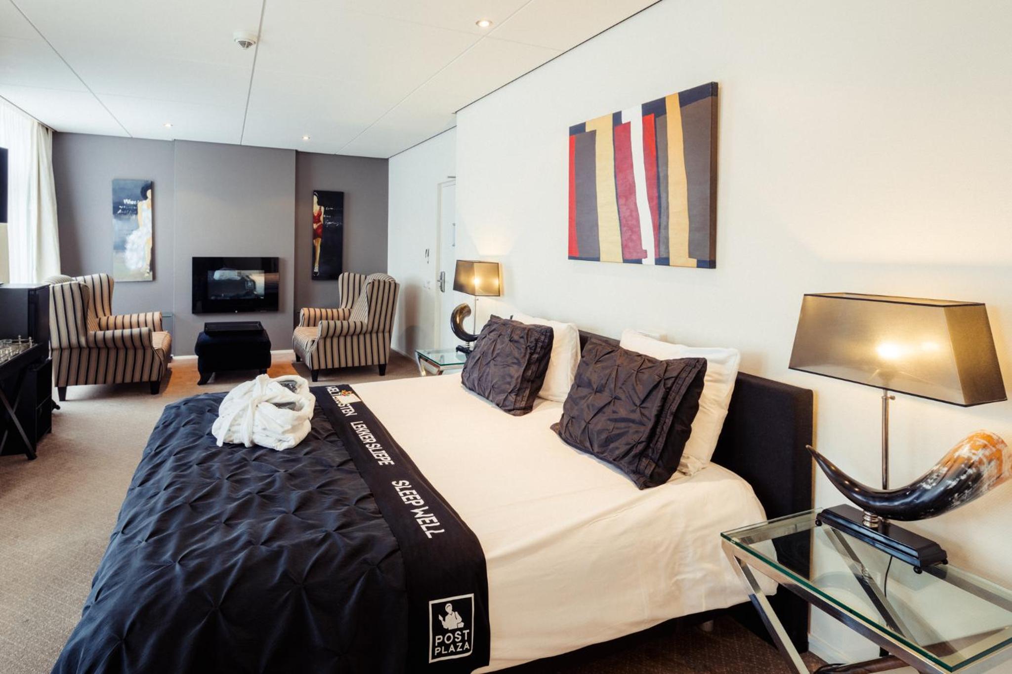 King Suite with Balcony - Photo 4