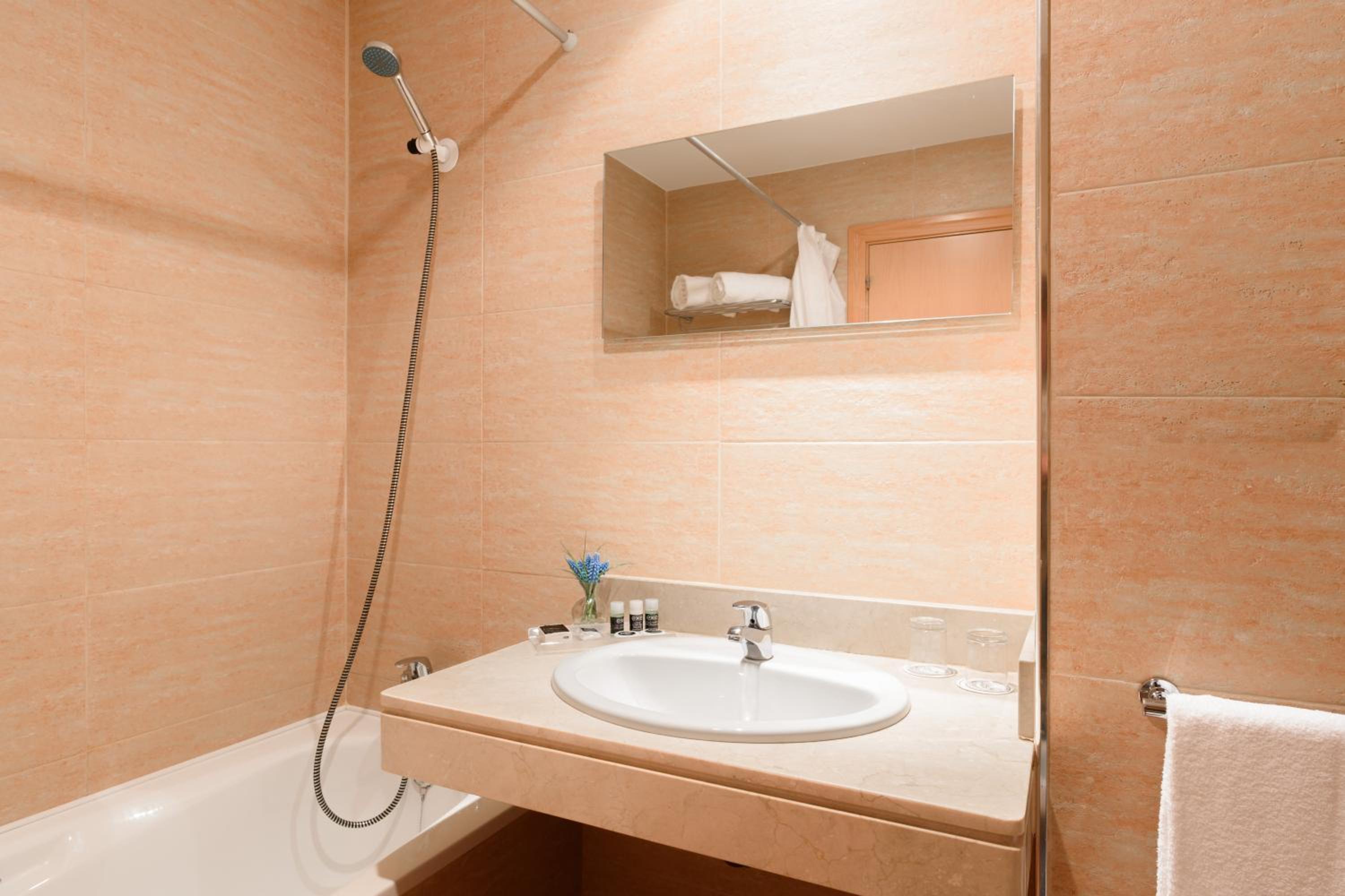 Twin Room - Photo 15