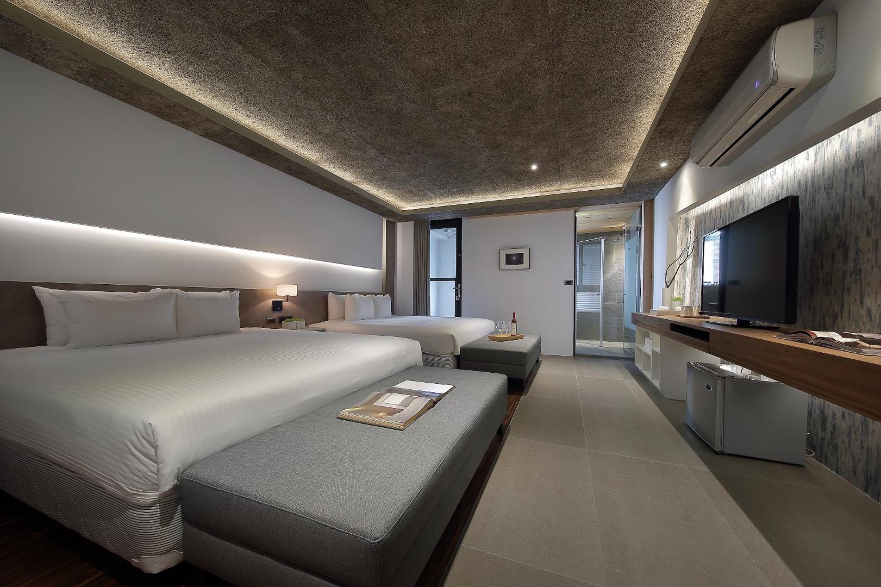 Deluxe Queen Room with Two Queen Beds photo 3