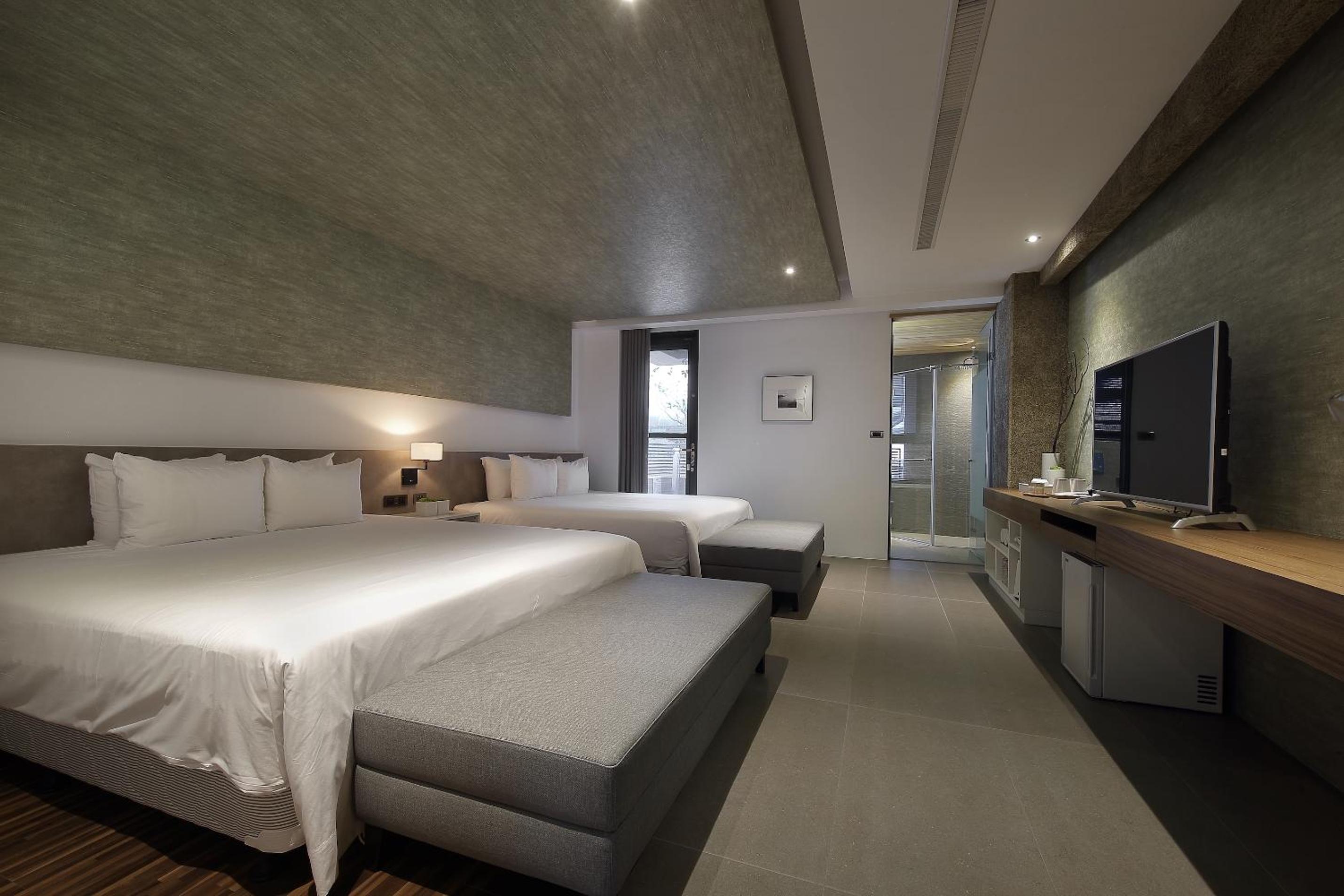 Deluxe Queen Room with Two Queen Beds photo 2