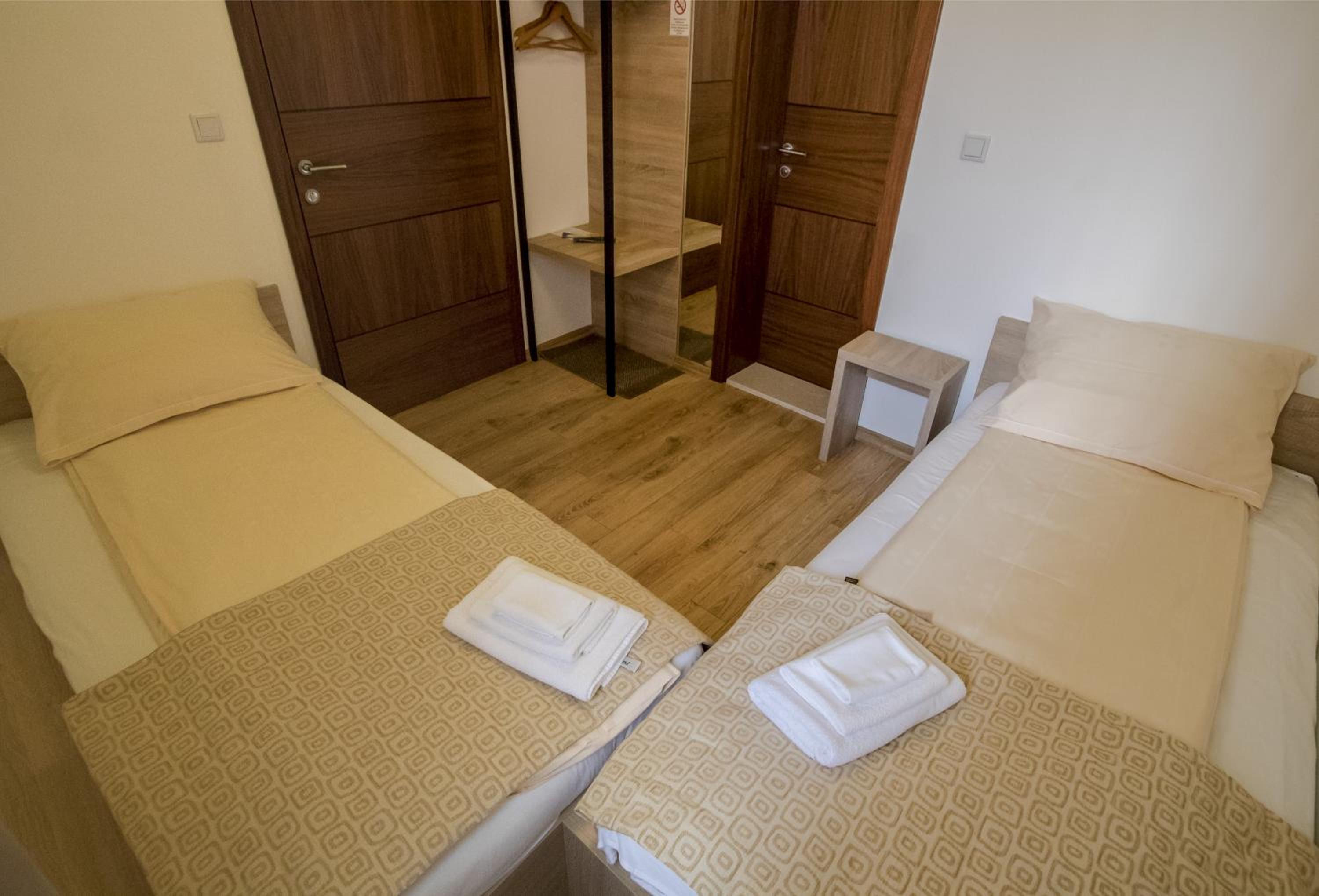 Budget Twin Room - Photo 4