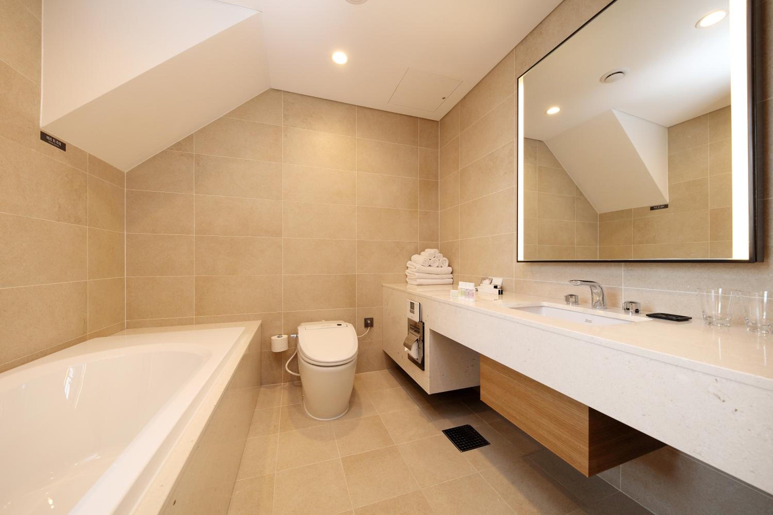 Premier Duplex Twin Room photo 2