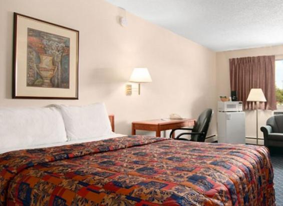 Queen Room photo 1