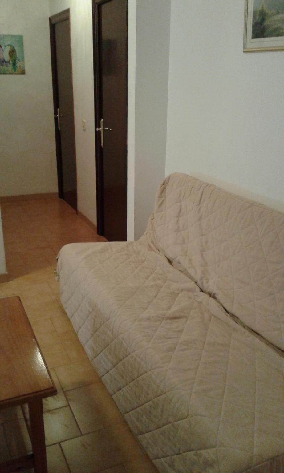 Apartamento de dos habitaciones con balcón y vista a la montaña