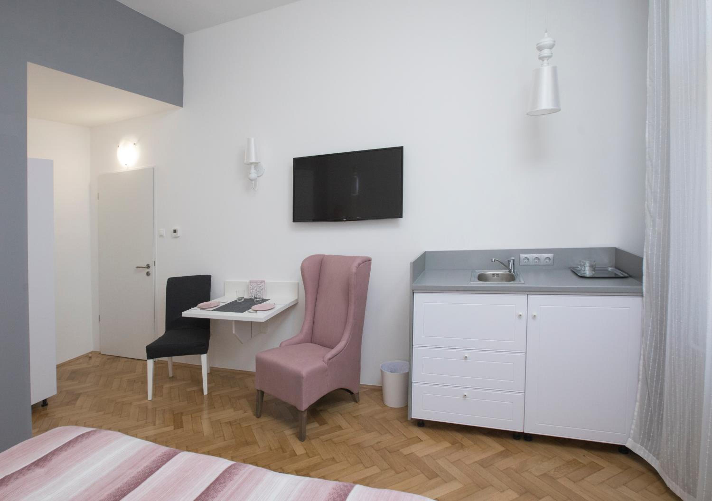 Studio Apartment - Photo 2