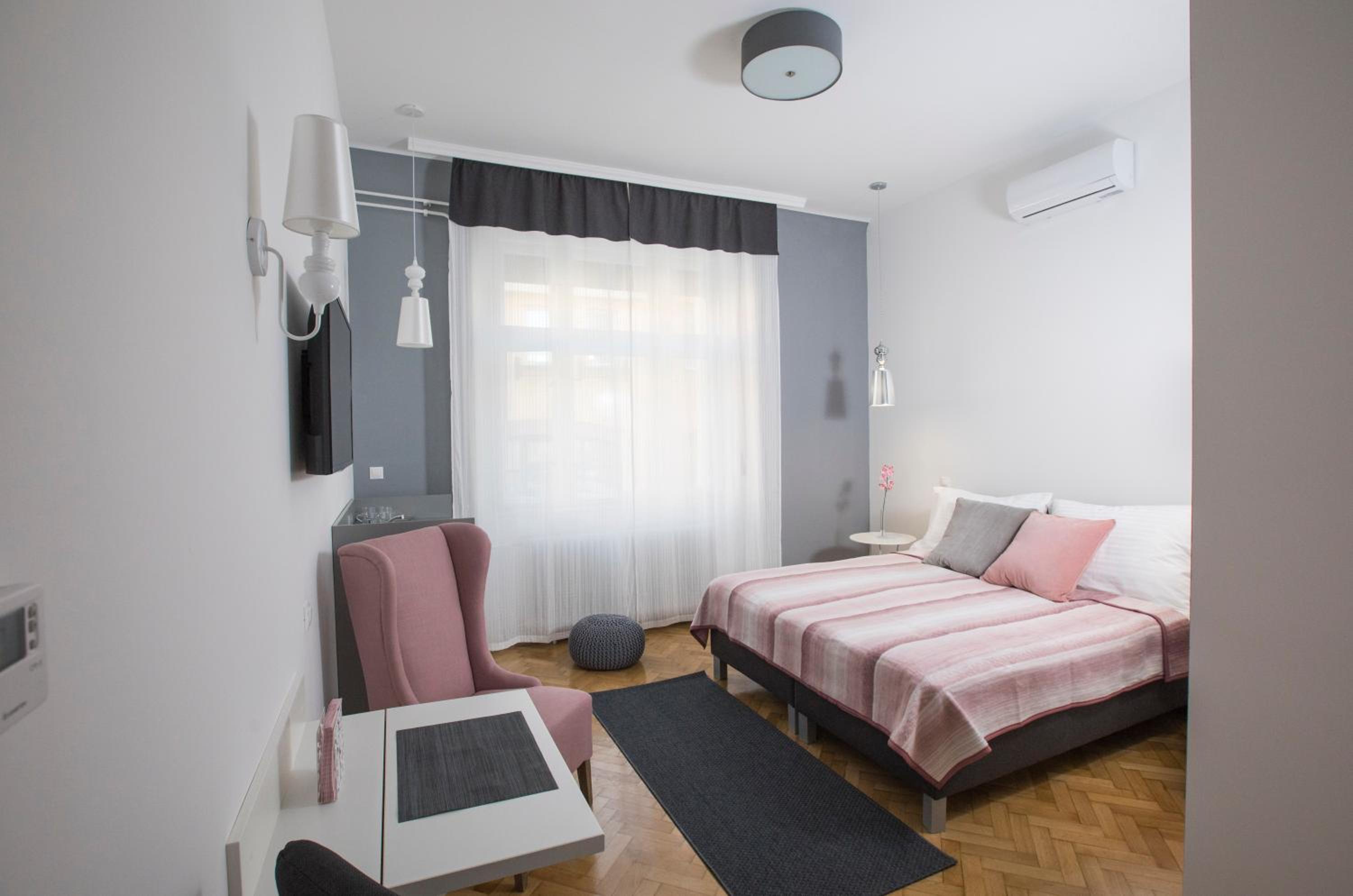 Studio Apartment - Photo 1