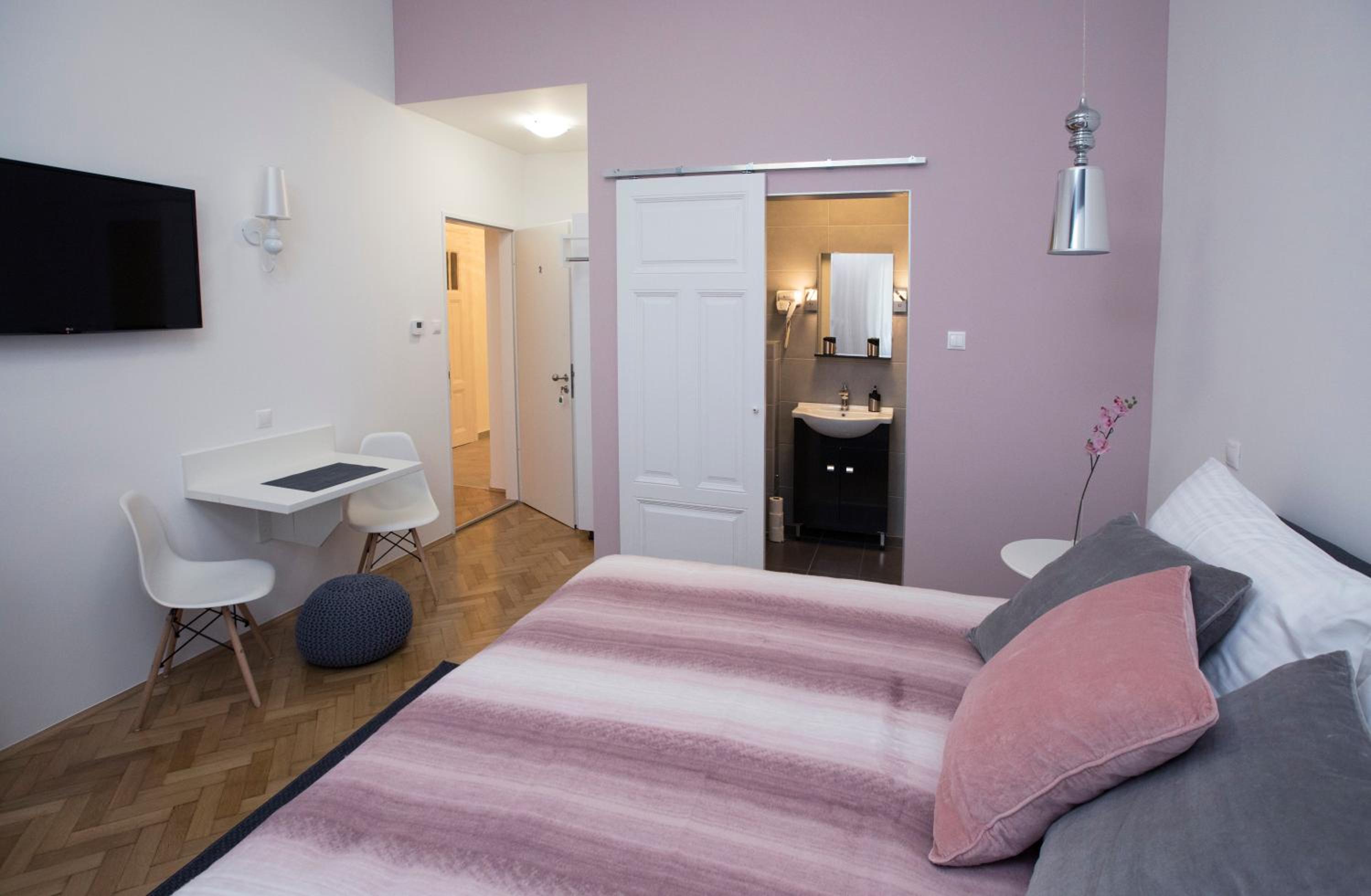 Studio Apartment - Photo 12