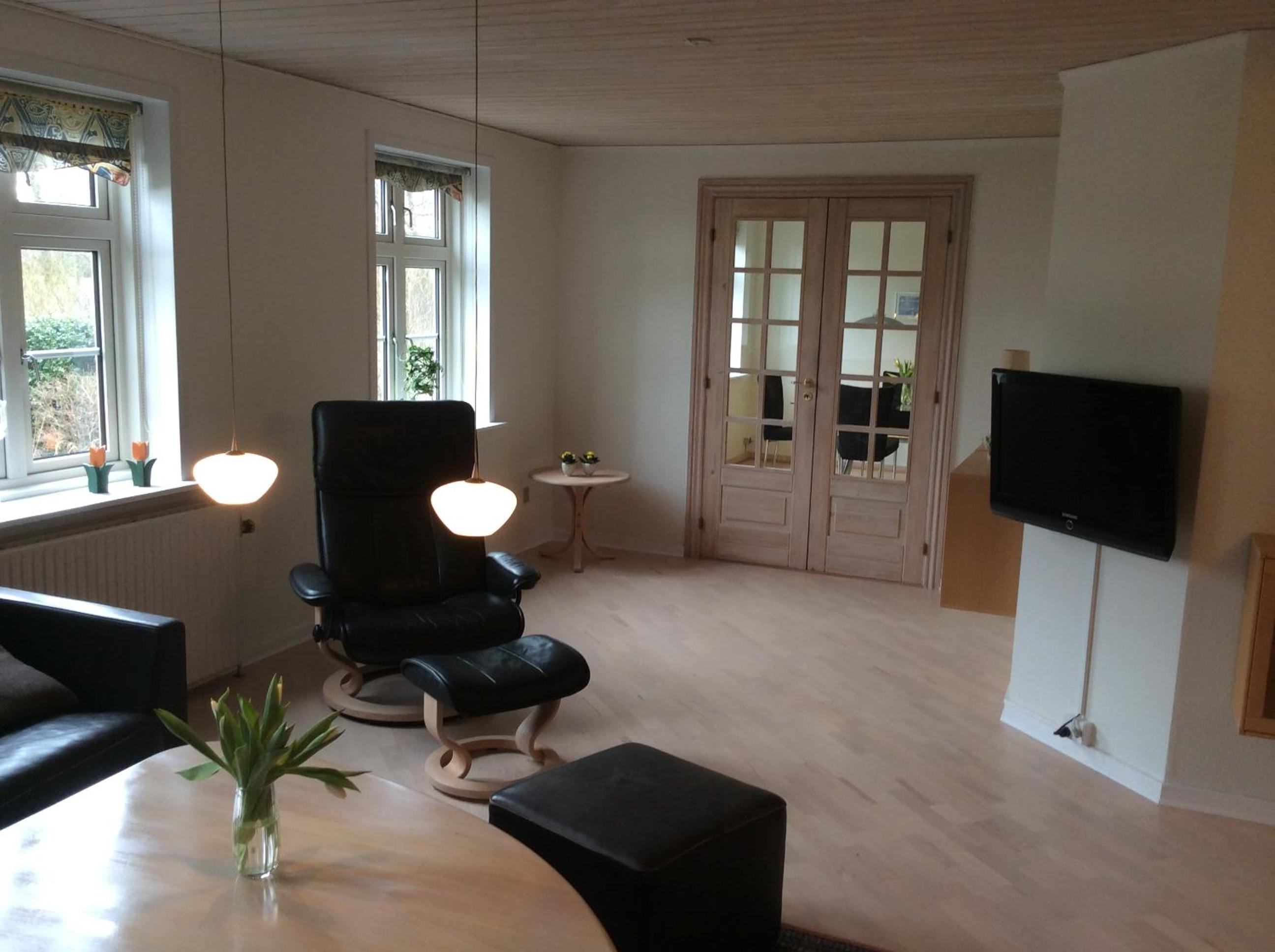 Six-Bedroom House photo 2