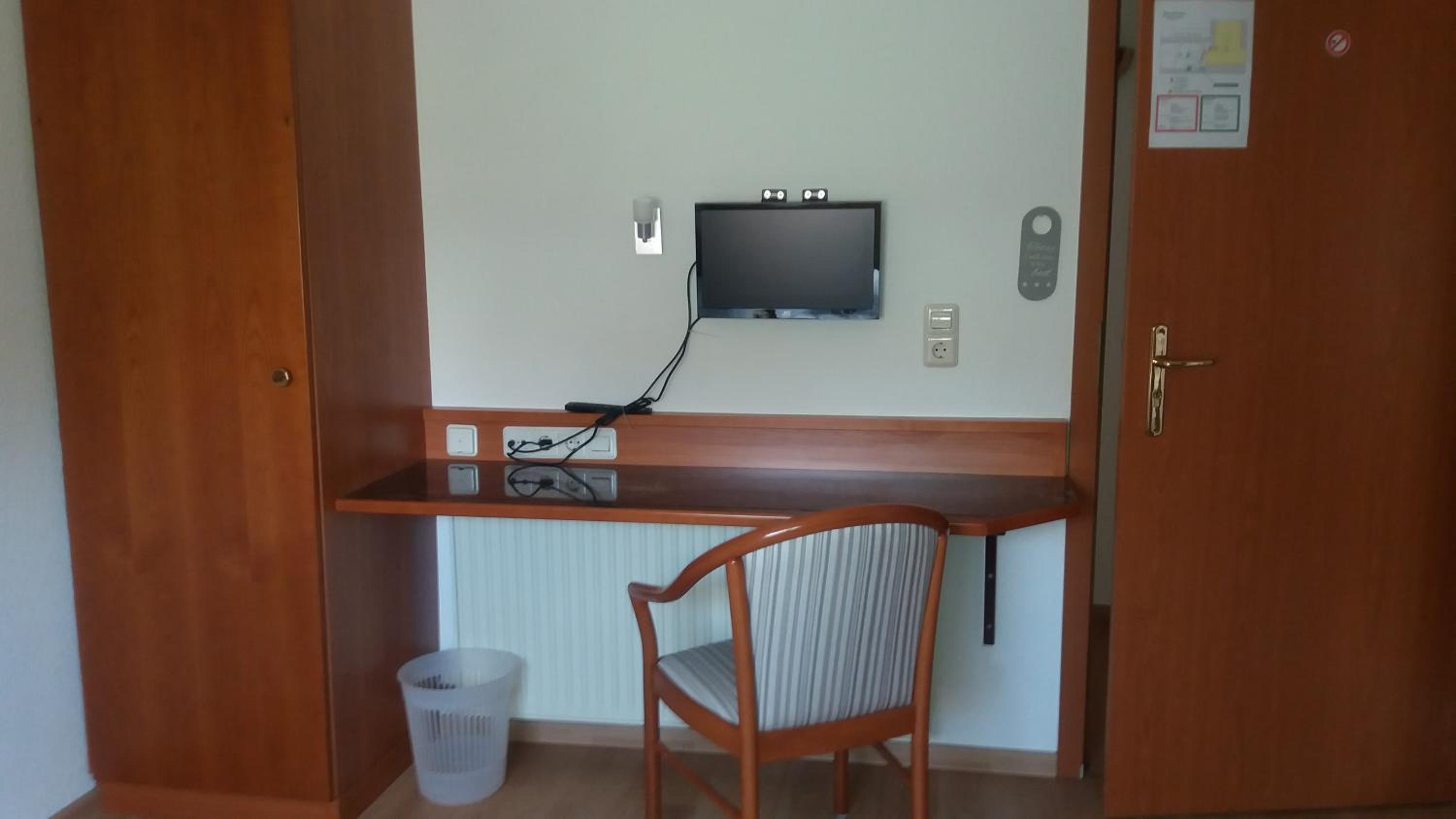 Standard Twin Room - Photo 11