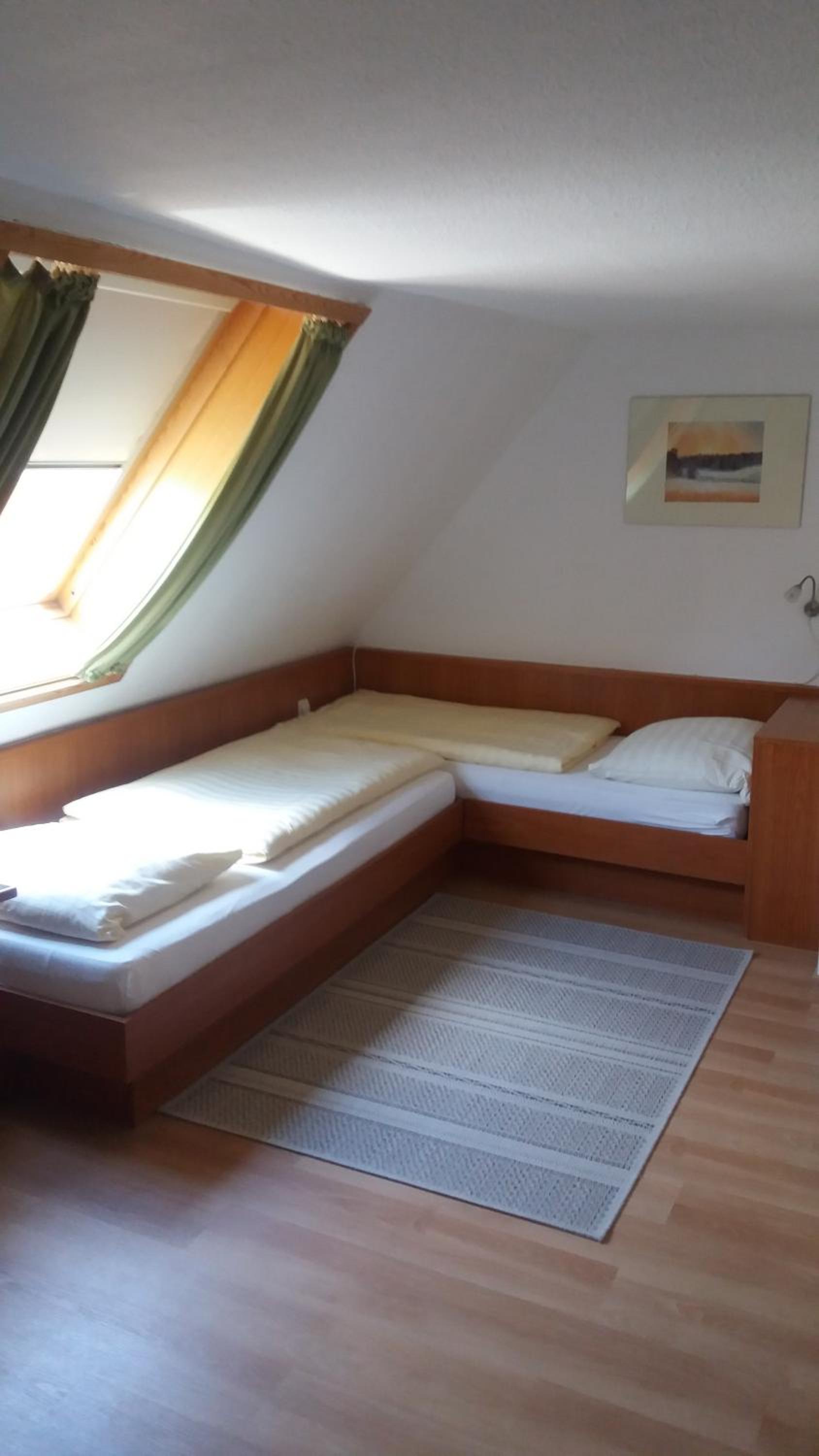 Standard Twin Room - Photo 4