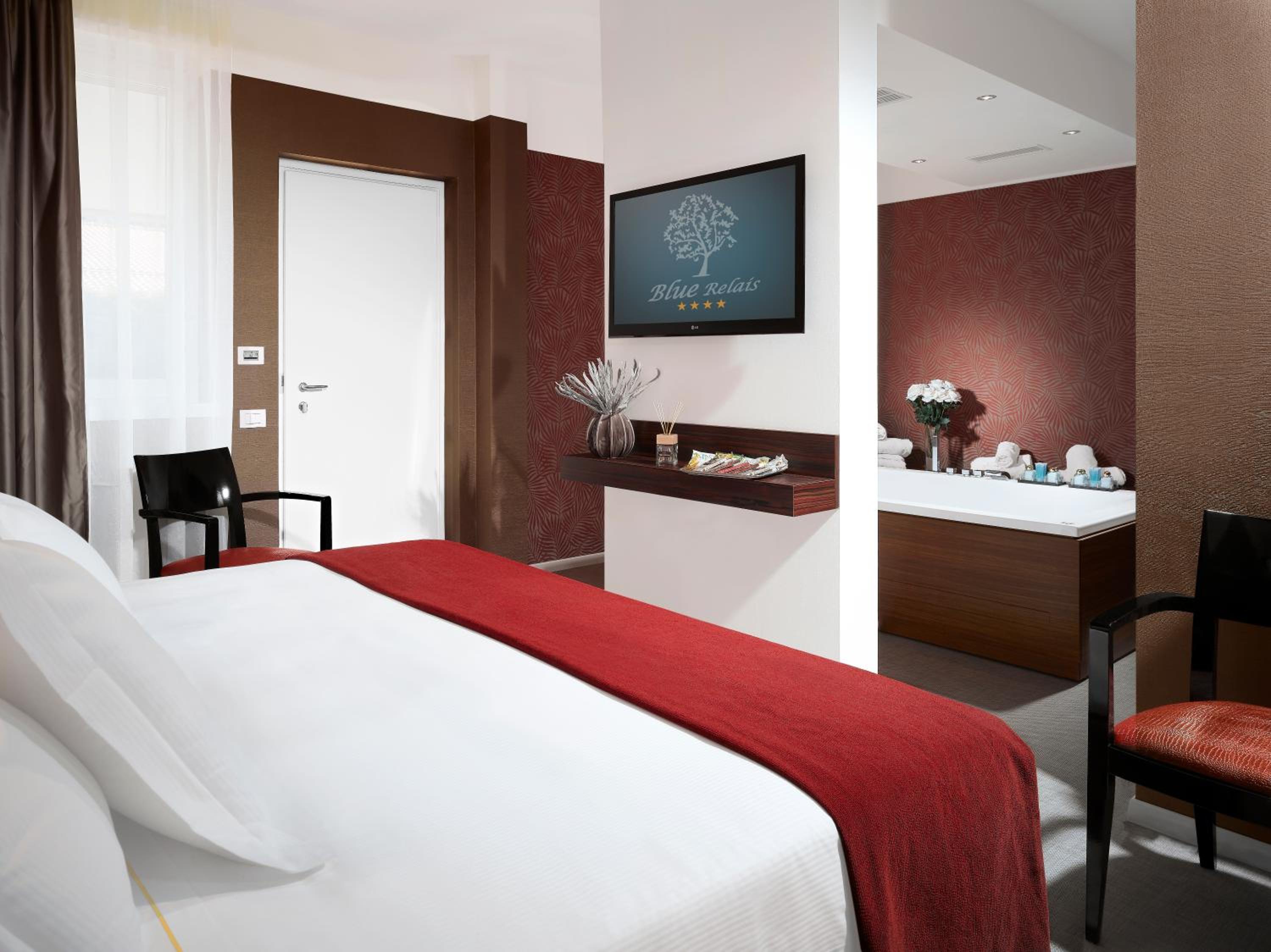 Suite - Photo 1