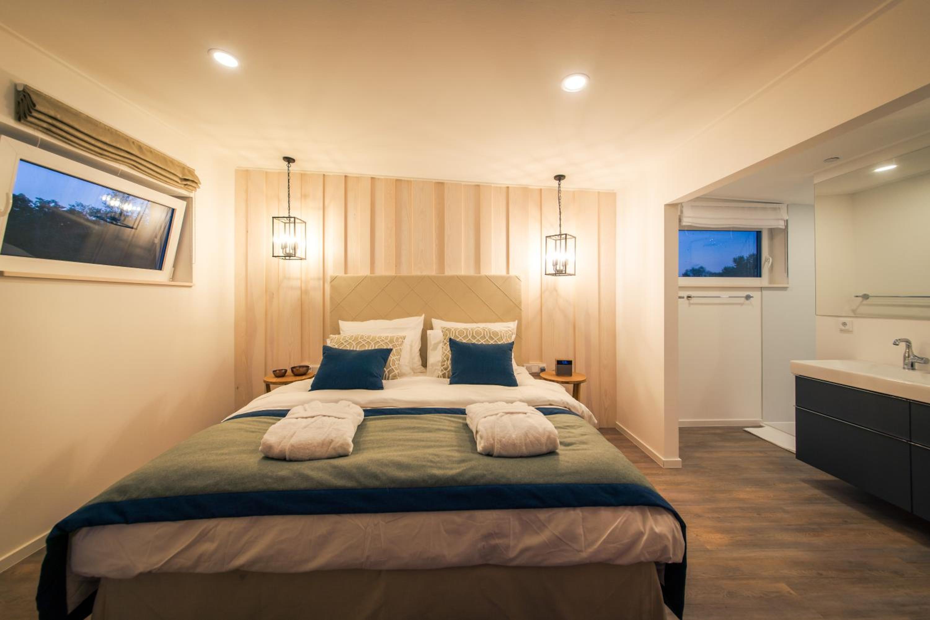 Houseboat - Suite VI with Fireplace photo 2