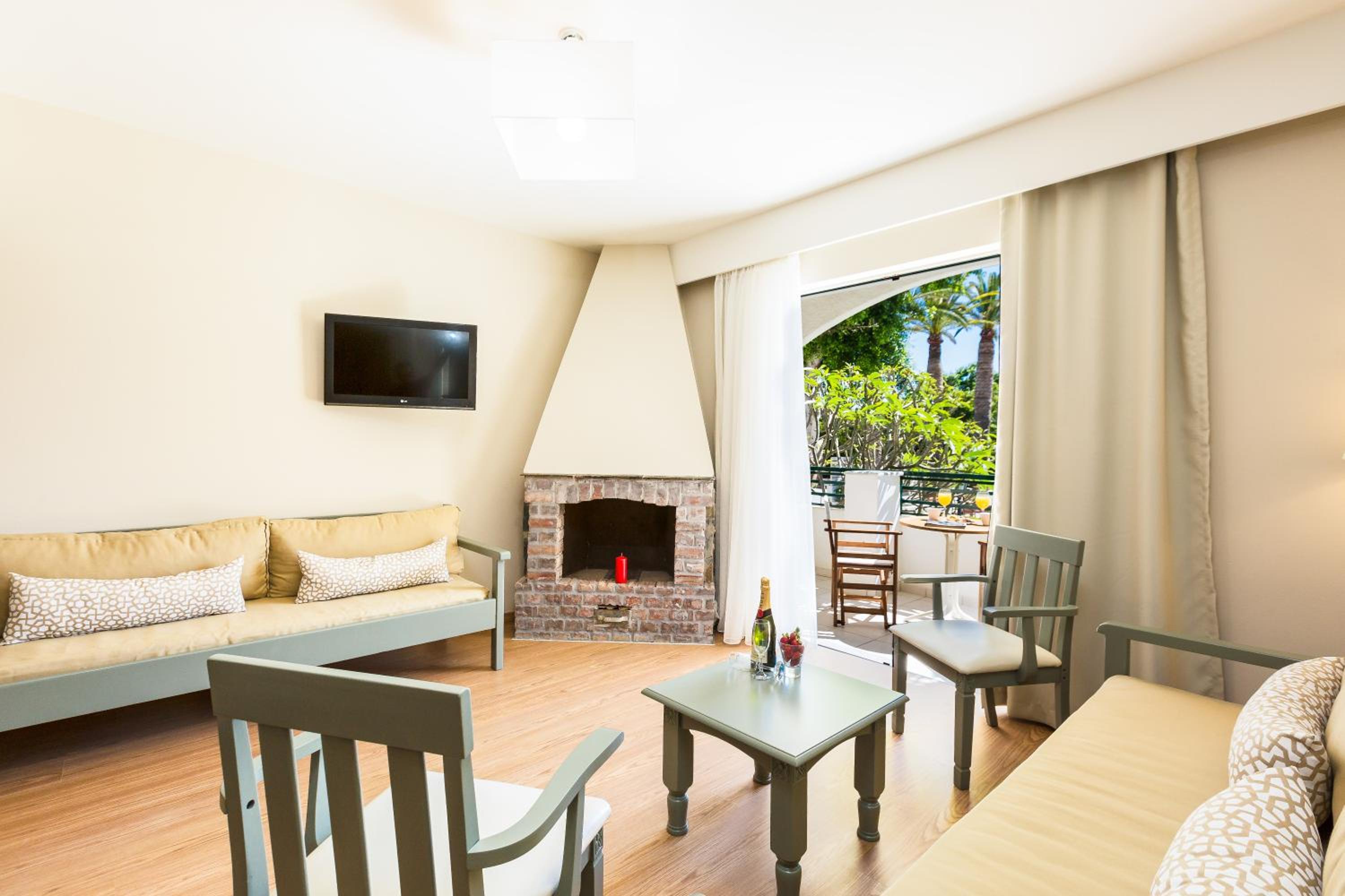 Suite Two-Bedroom Apartment (6 Adults) thumbnail 6
