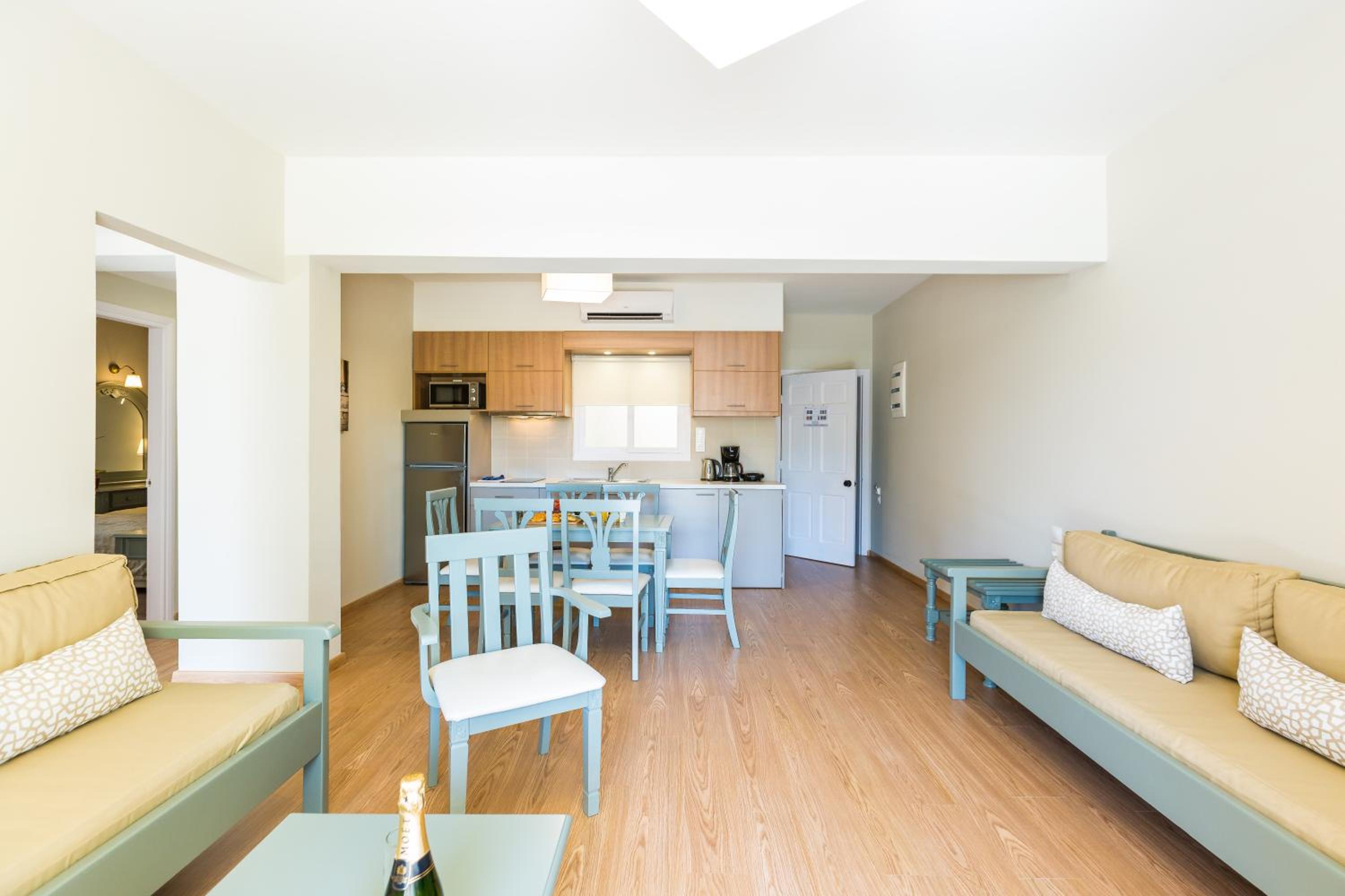 Suite Two-Bedroom Apartment (6 Adults)