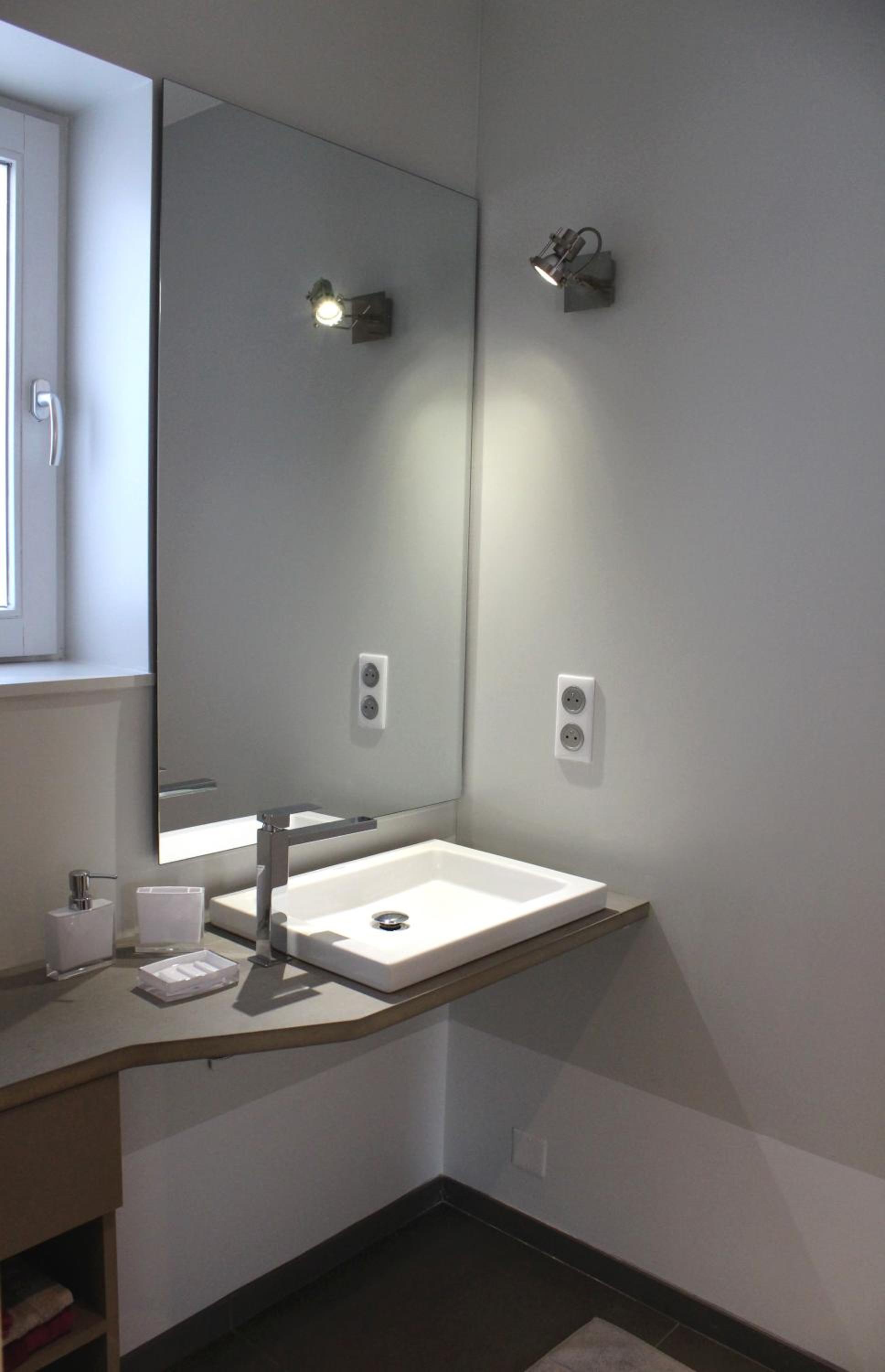 King Room with Roll-In Shower - Disability Access photo 1