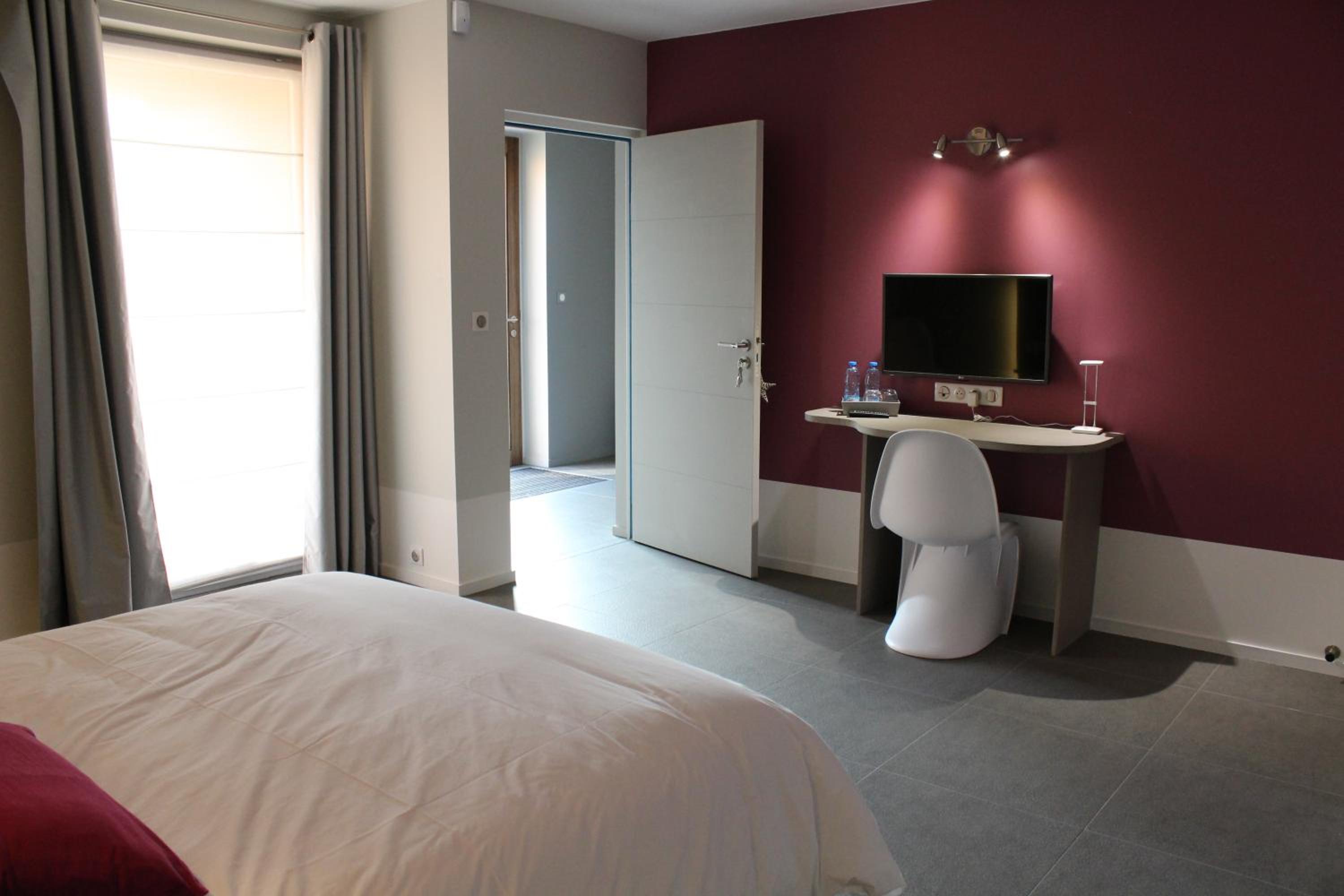 King Room with Roll-In Shower - Disability Access photo 2