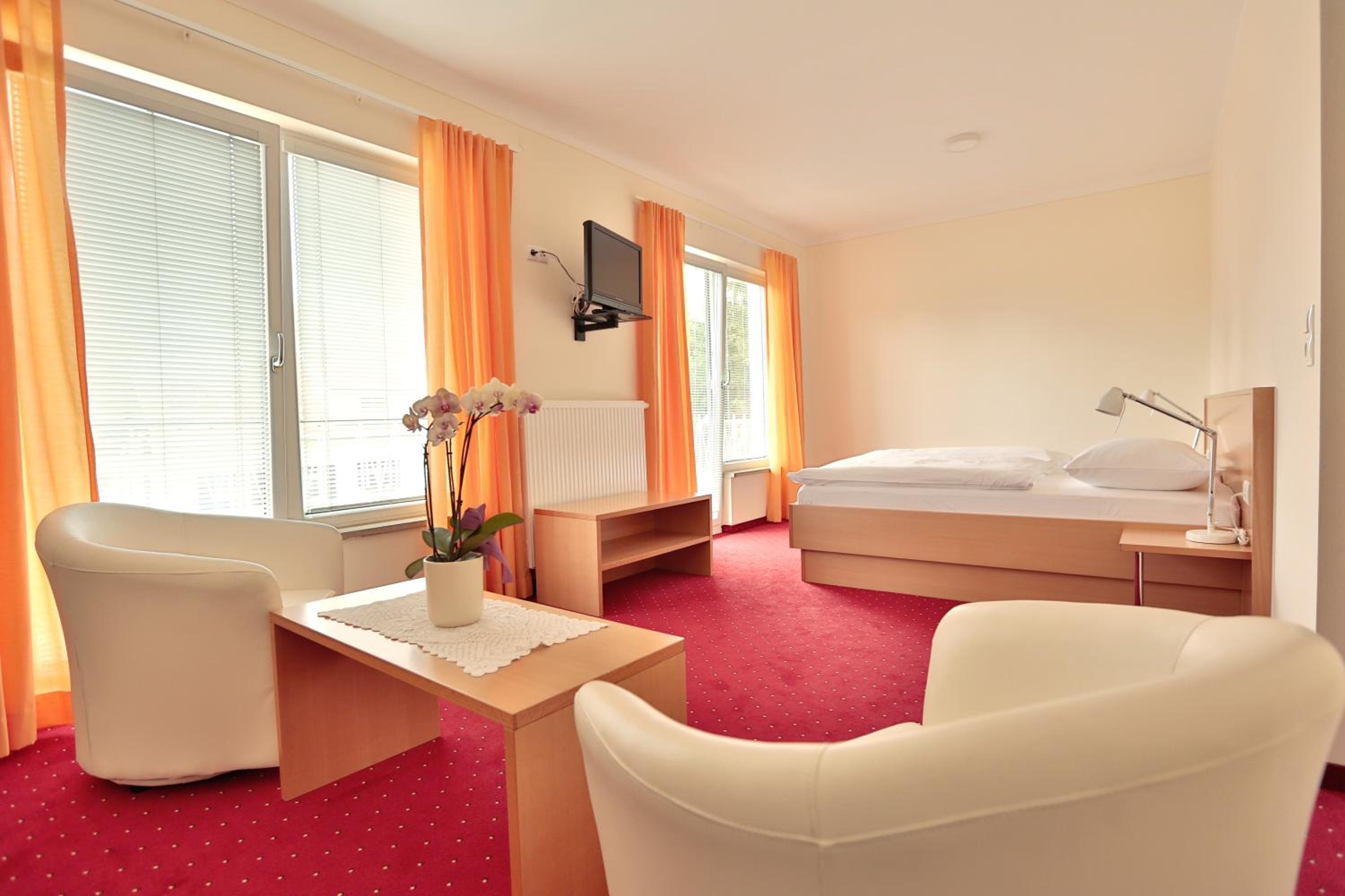 Double Room with Balcony - Photo 2