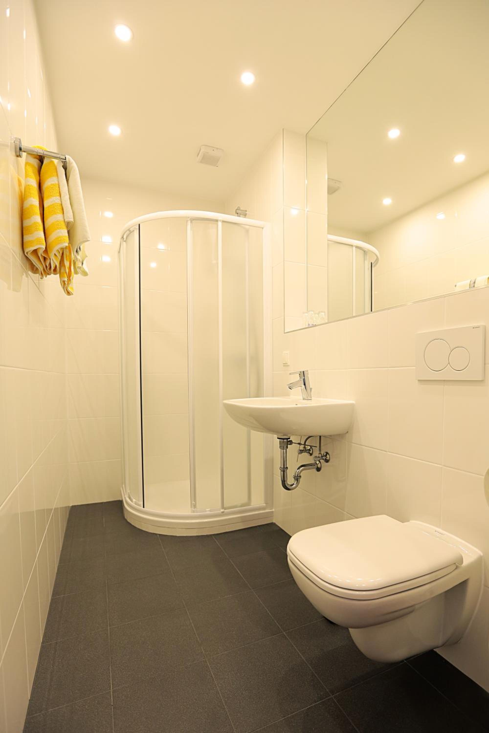 Double Room with Balcony - Photo 5