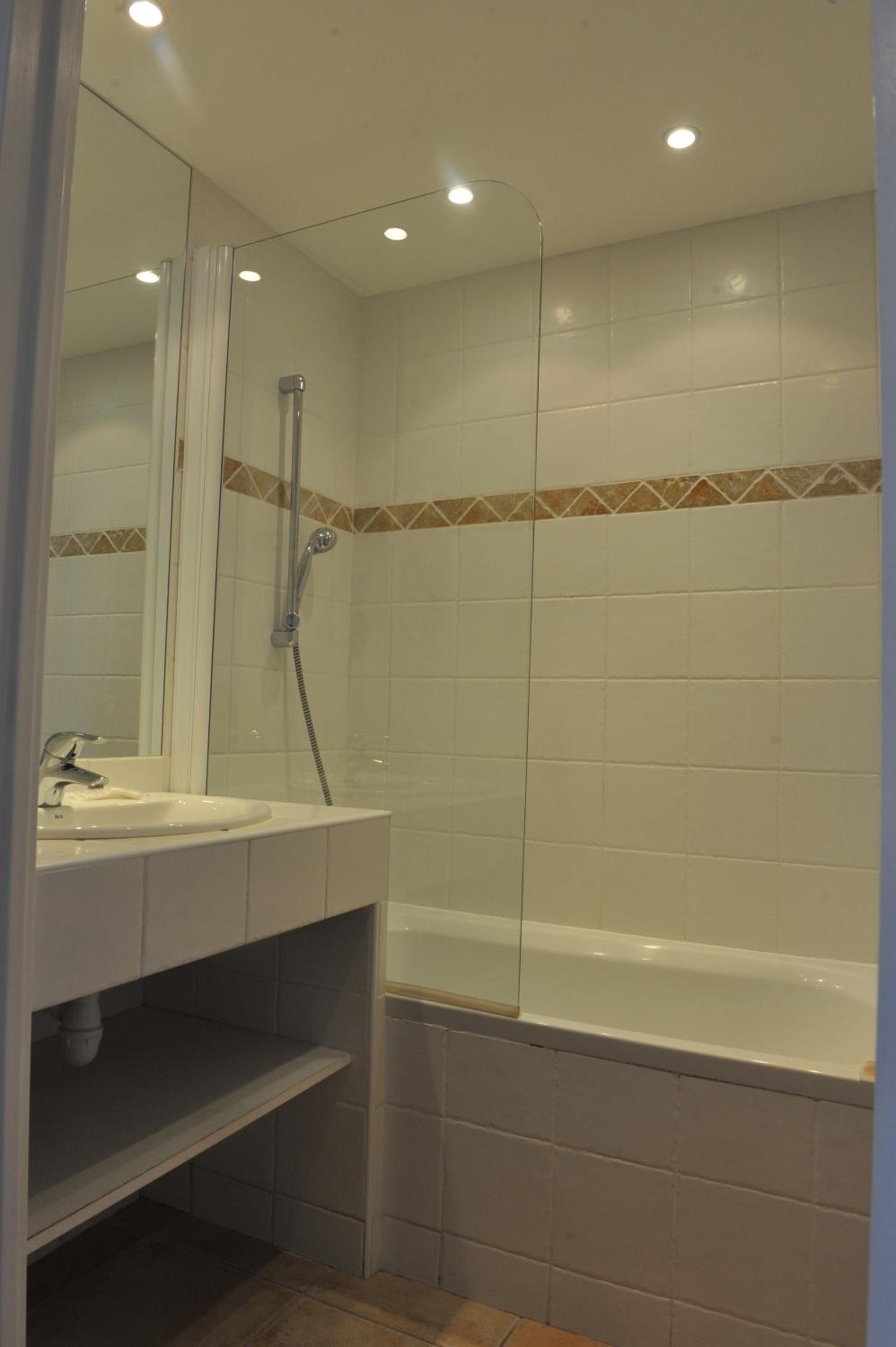 Double Room with Shower photo 3