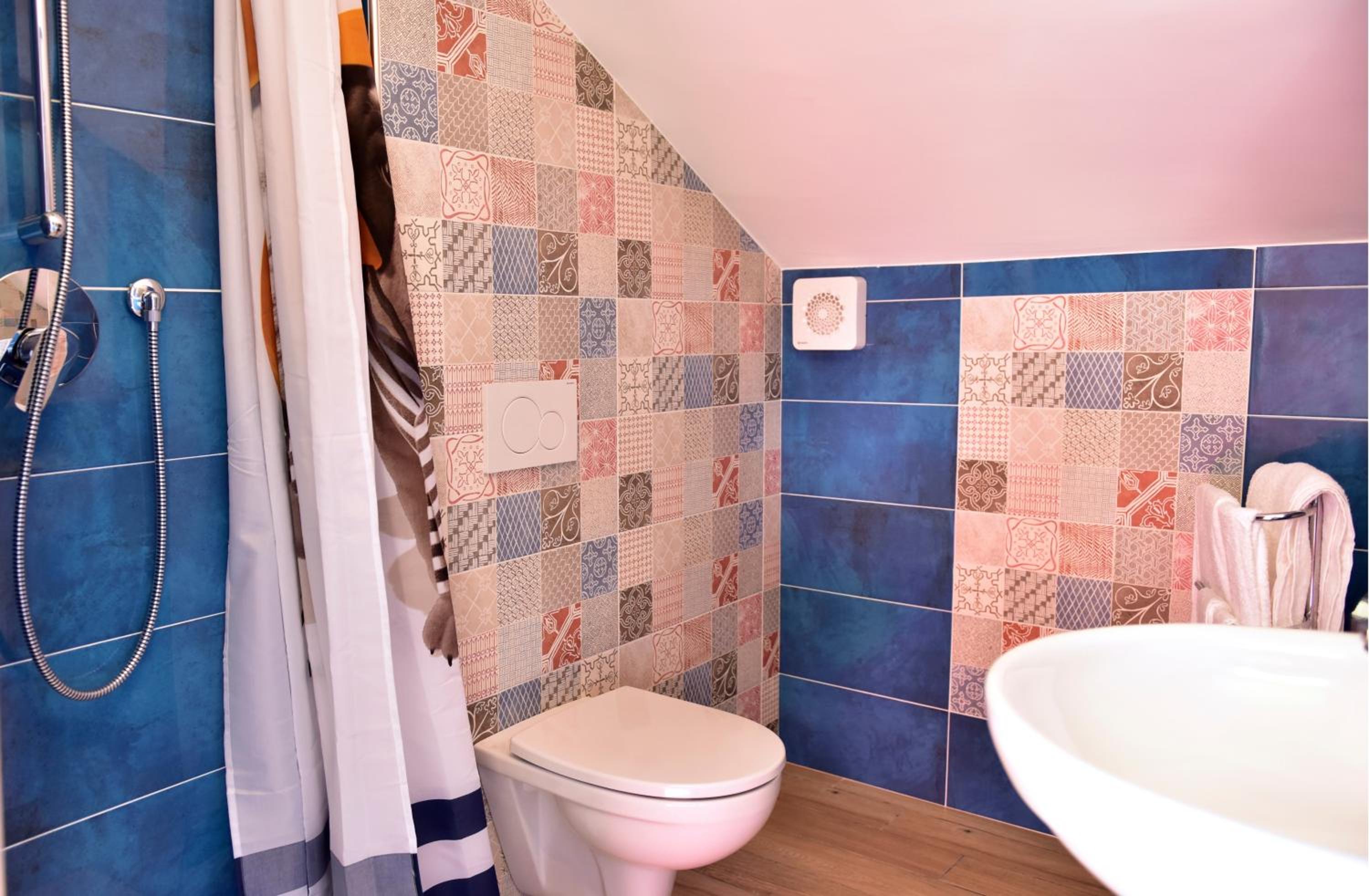 Standard King Room - Photo 8
