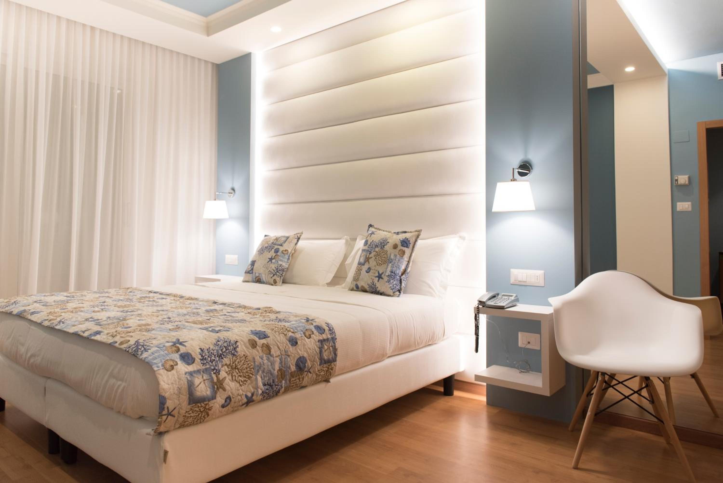 Deluxe Double Room with Balcony photo 3
