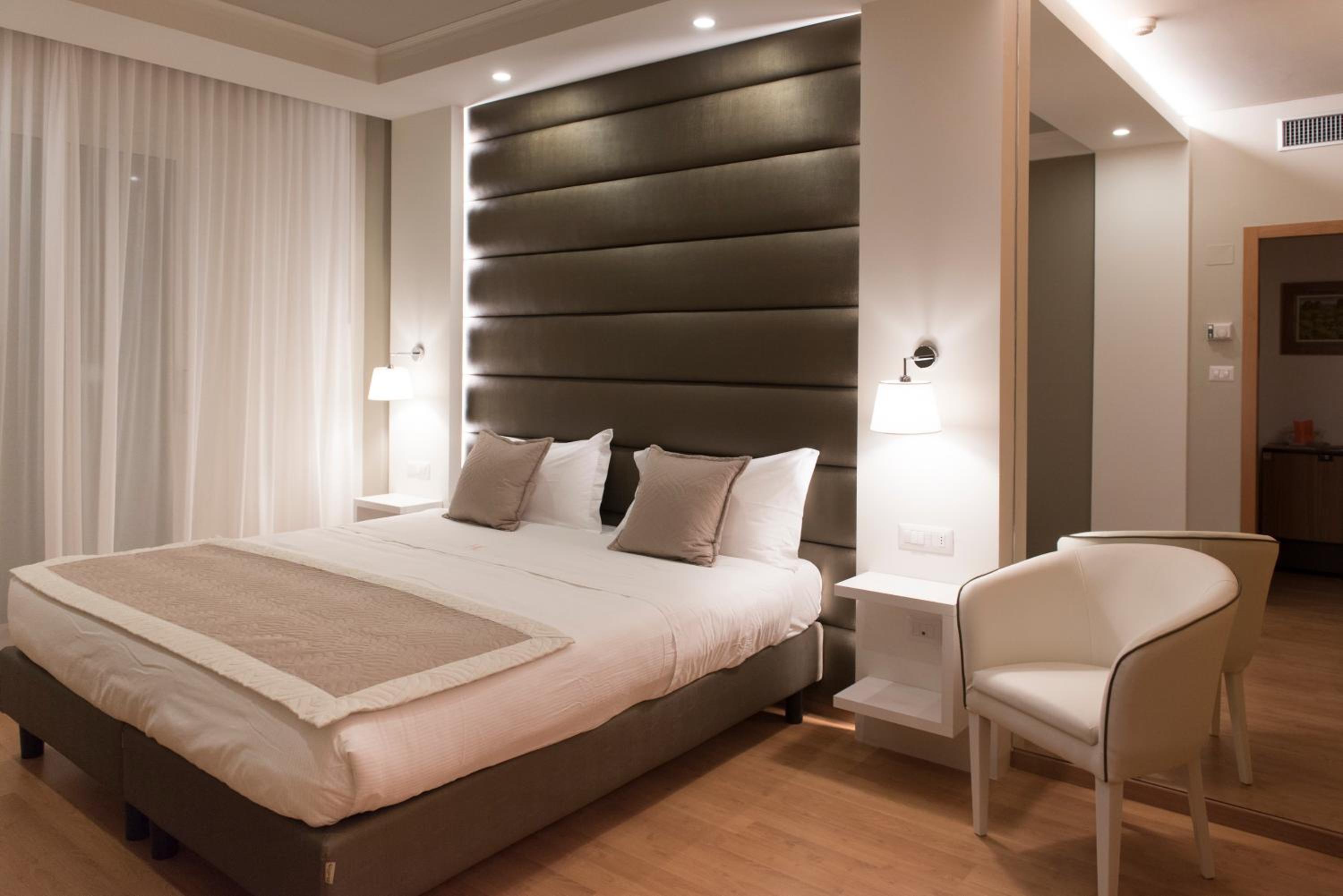 Deluxe Double Room with Balcony and Sea View photo 2