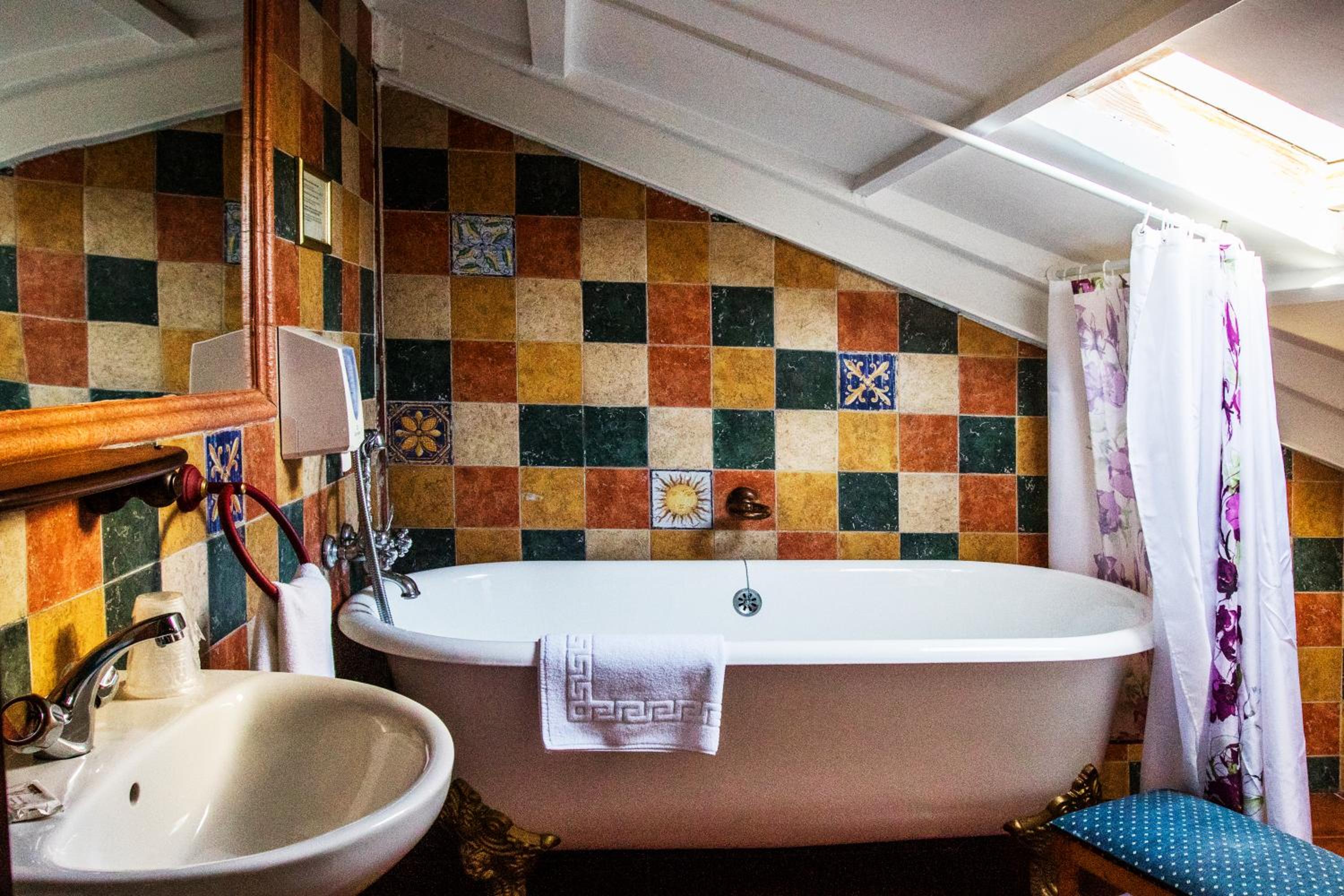 Double Room with Bathtub - Photo 5