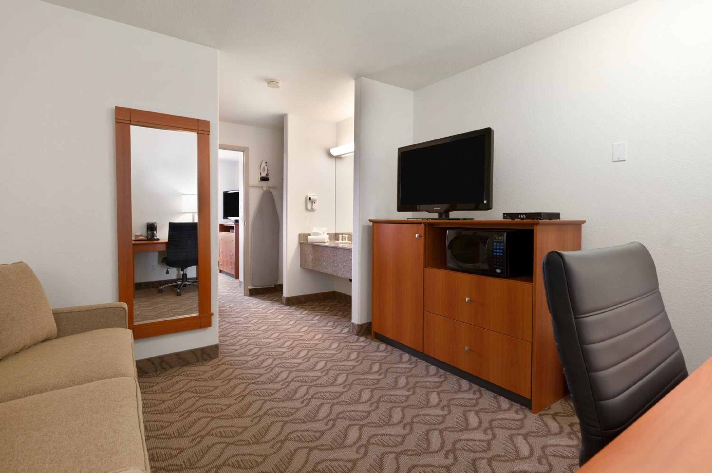 One-Bedroom King Suite with Living Room - Non-Smoking - Photo 5