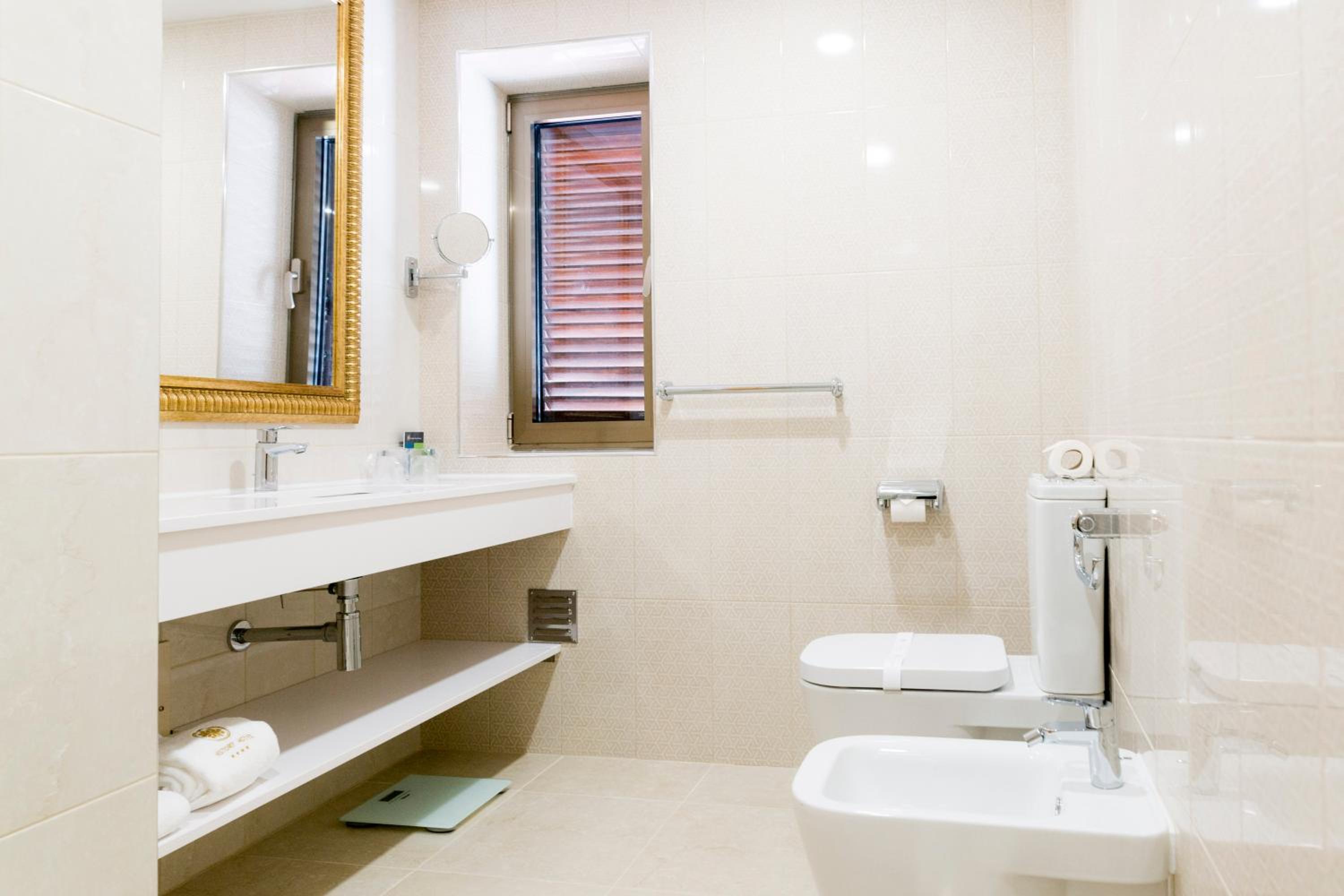 Double or Twin Room - Photo 8