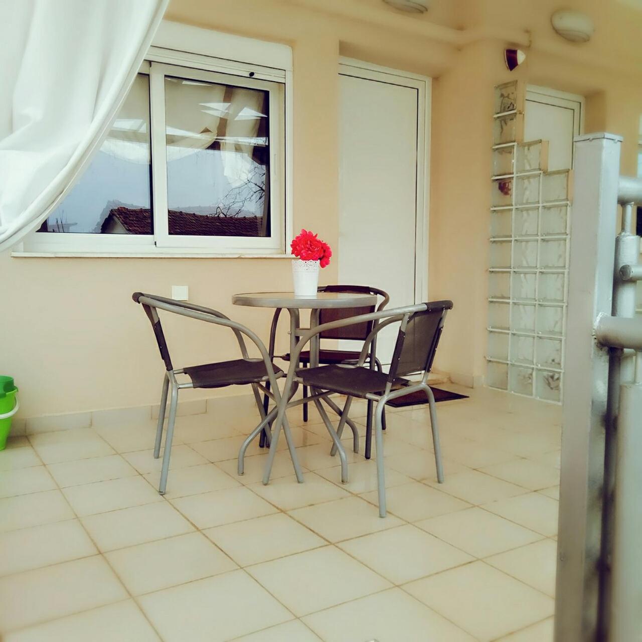 Studio with Street View I - Photo 4
