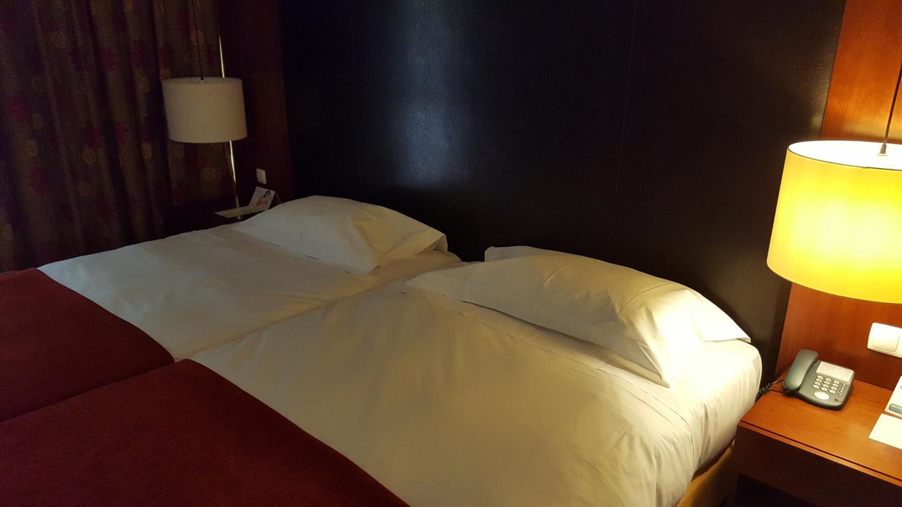 Twin Room - Photo 11