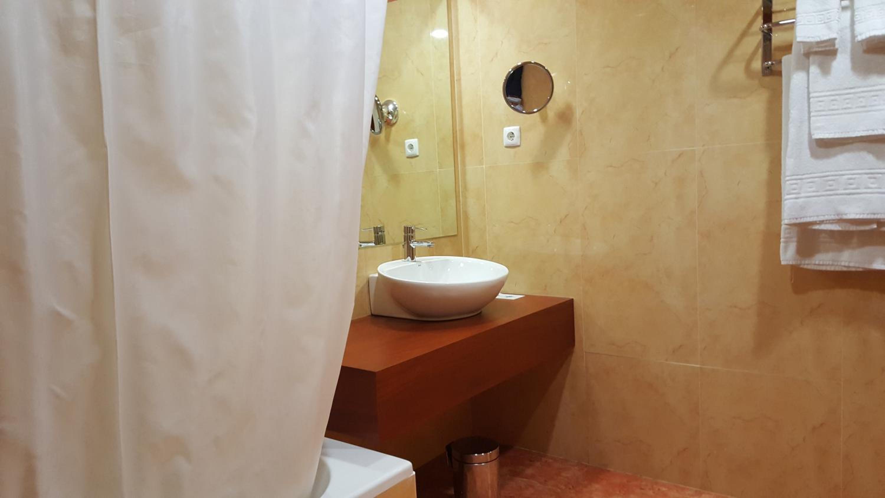 Twin Room - Photo 17
