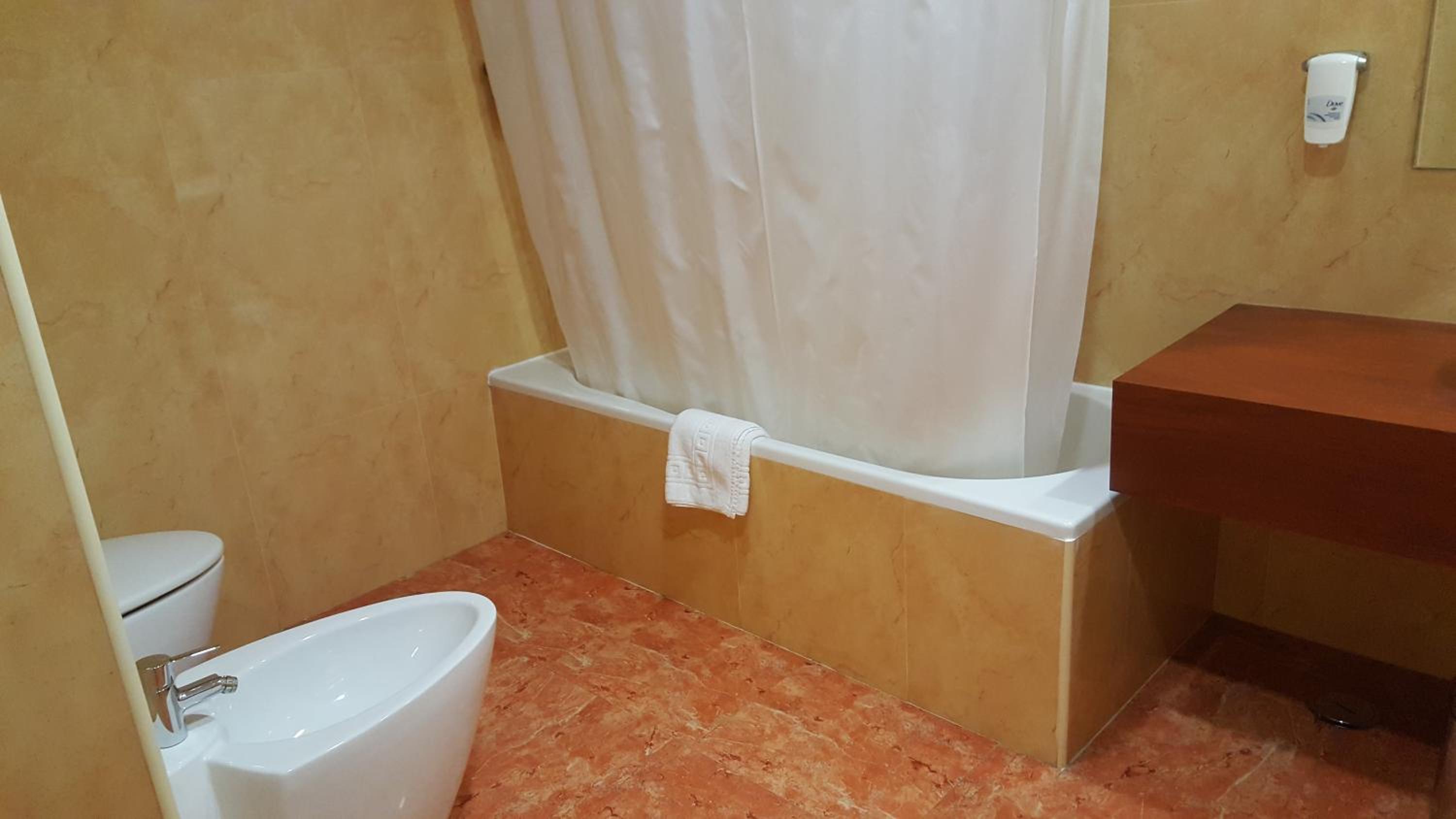 Twin Room - Photo 15