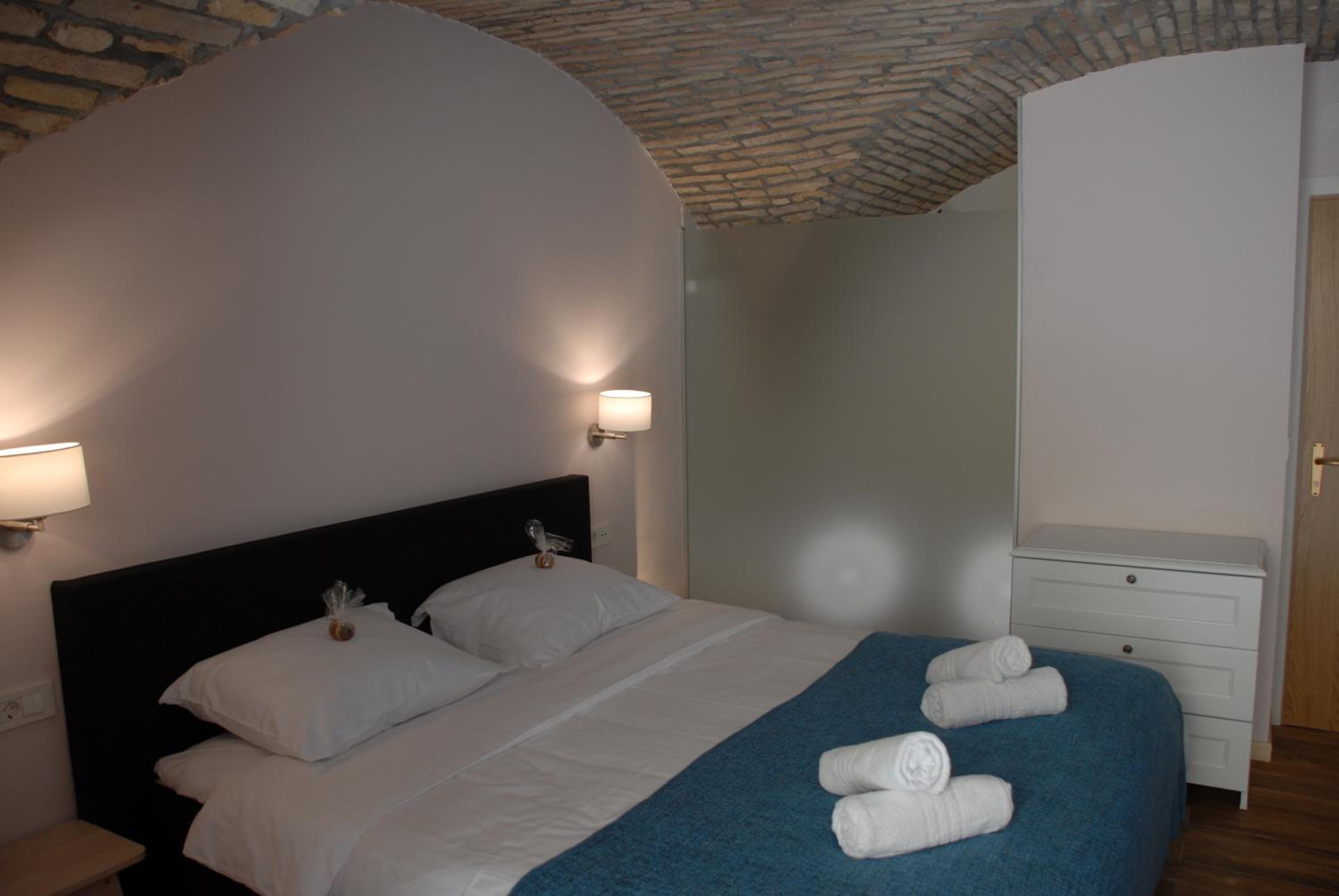 Deluxe Room - Photo 7